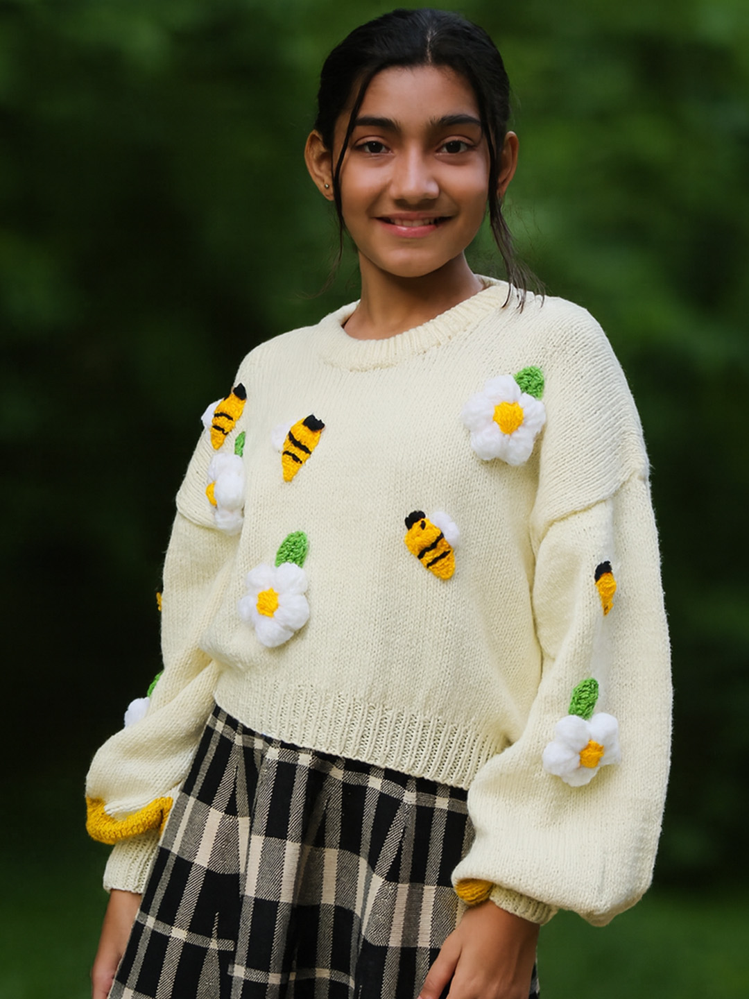 Woonie Handknitted Full Sleeves Floral and Bee Applique Detailed Sweater - Cream