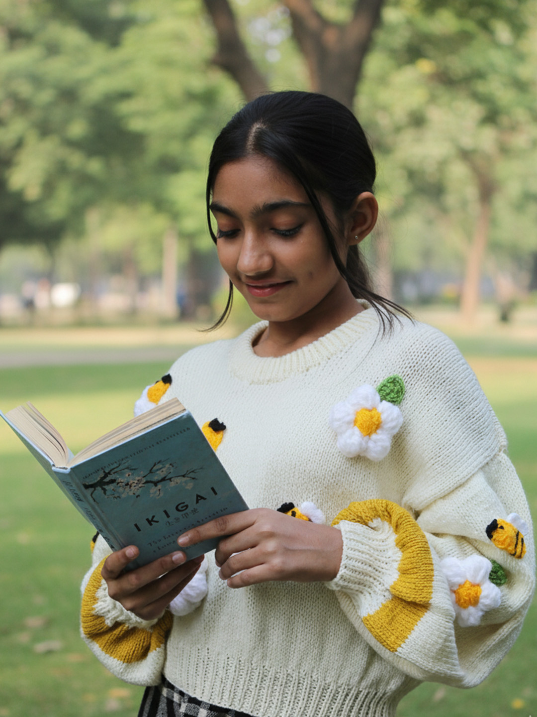 Woonie Handknitted Full Sleeves Floral and Bee Applique Detailed Sweater - Cream