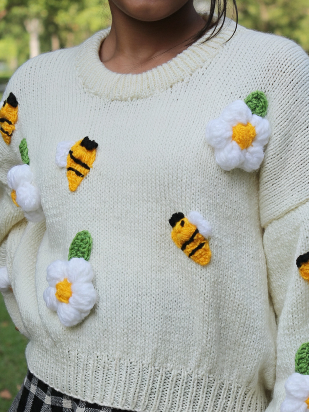 Woonie Handknitted Full Sleeves Floral and Bee Applique Detailed Sweater - Cream