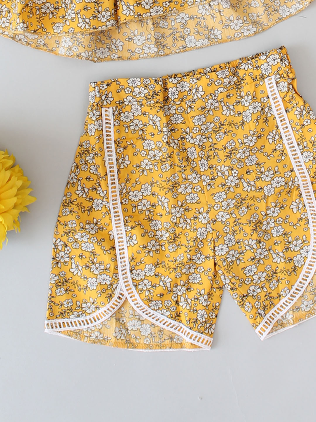 Woonie Sleeveless Sweet Heart Neck All Over Flower Print Top With Shorts - Yellow