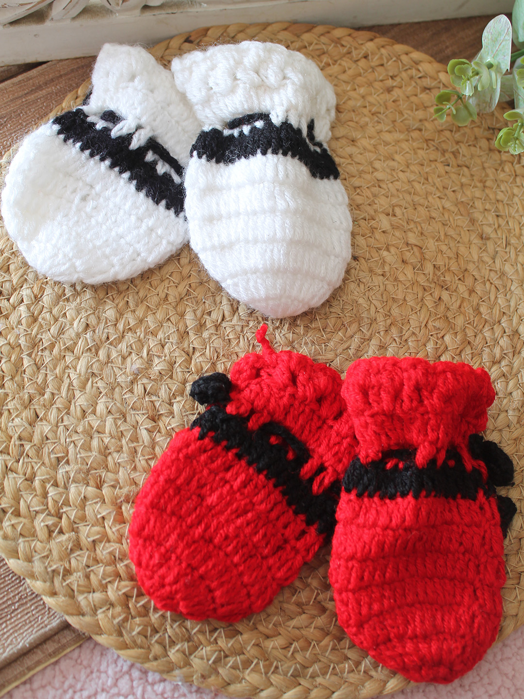 Woonie Handknitted Self Design Mittens Set of 2