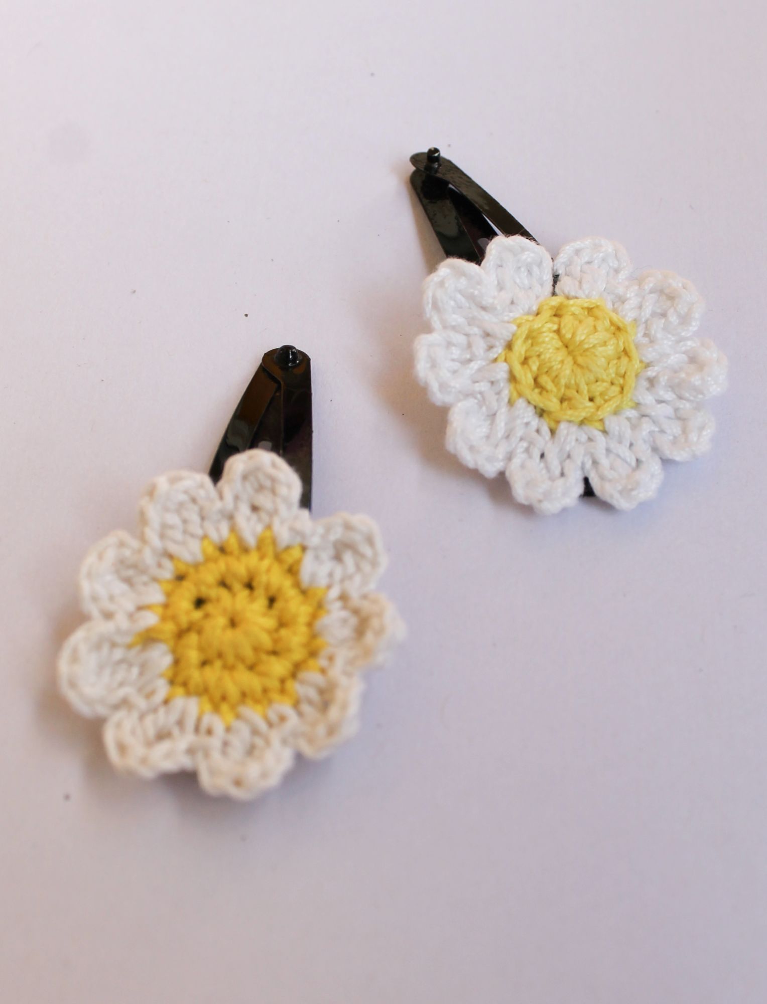Woonie Handmade Set of 2 Floral Hair Clips - White