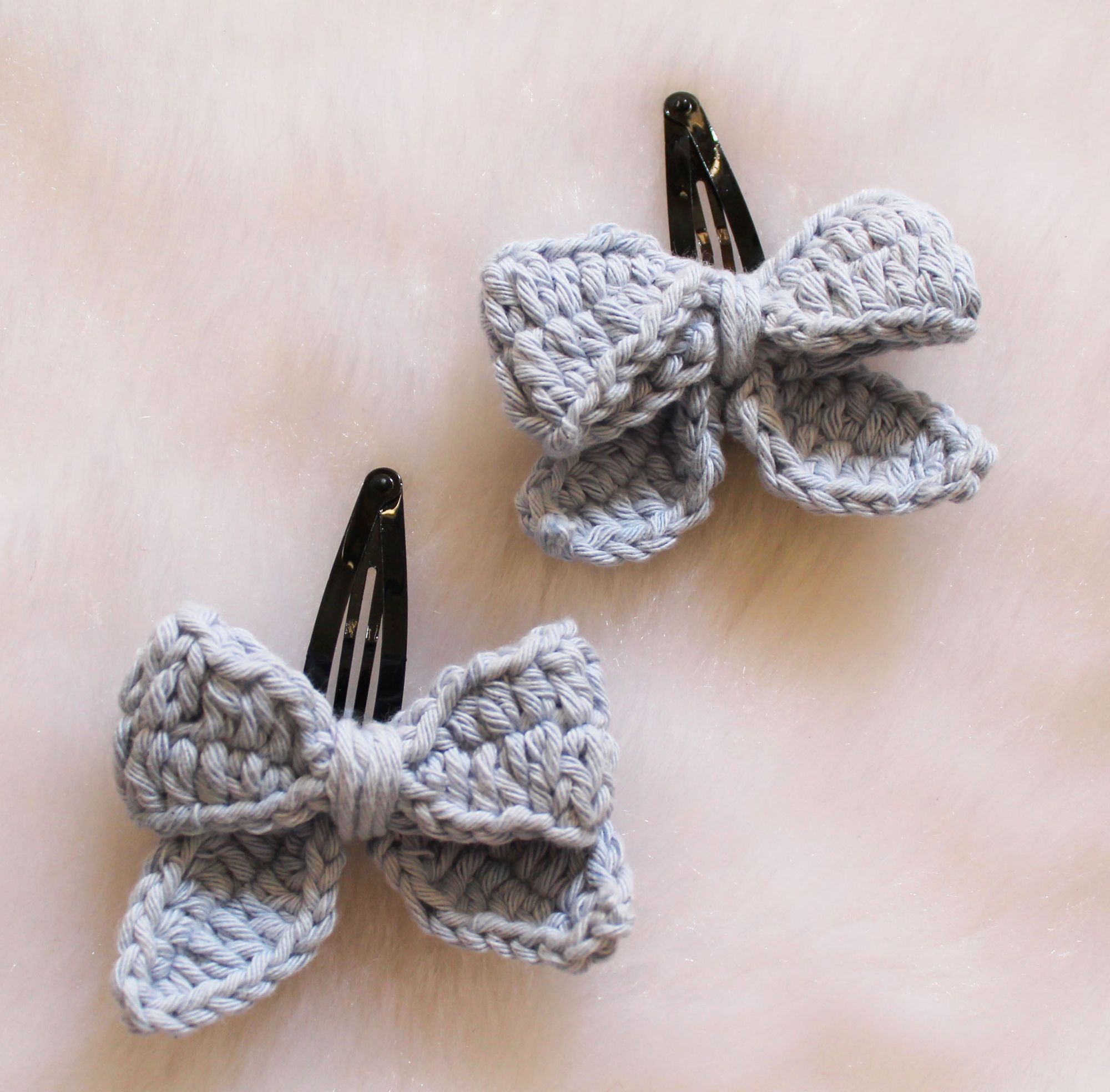 Woonie Handmade Bow Detailing Set of 2 Clips- Grey