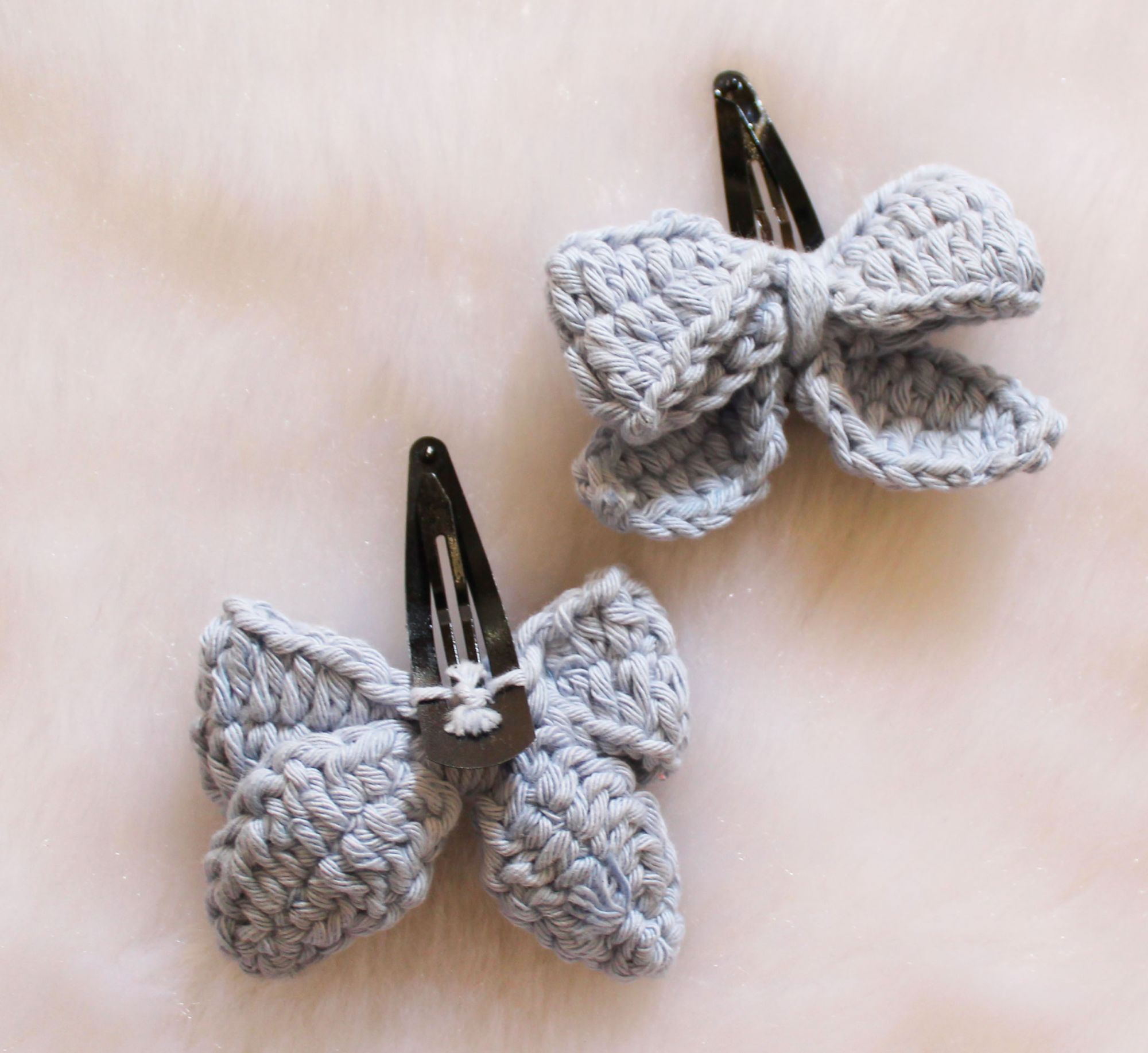Woonie Handmade Bow Detailing Set of 2 Clips- Grey