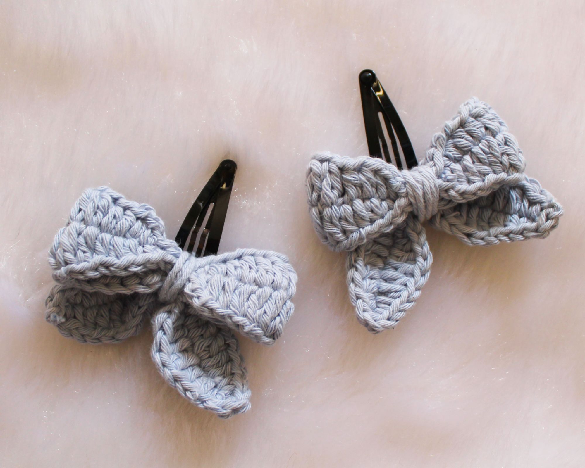 Woonie Handmade Bow Detailing Set of 2 Clips- Grey