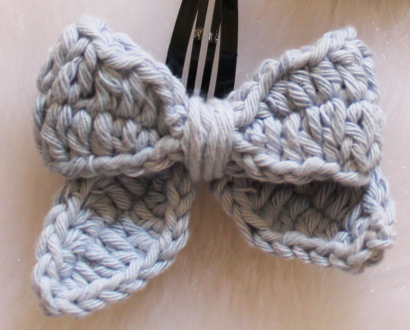 Woonie Handmade Bow Detailing Set of 2 Clips- Grey