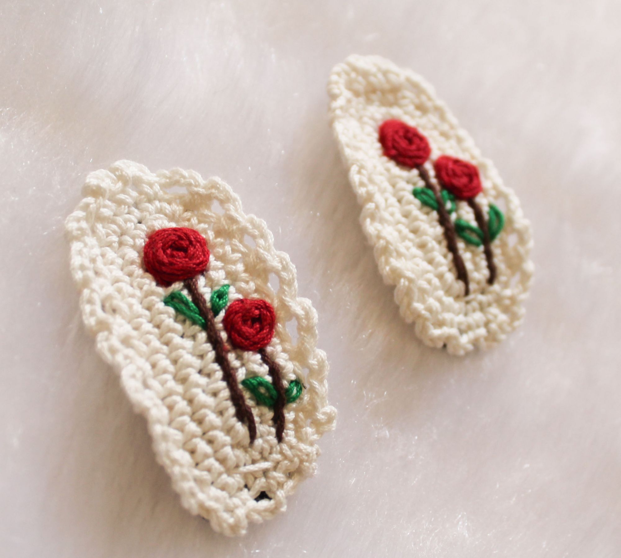 Woonie Handmade Embroidered Rose Detailing Set of 2 Hair Clips-Cream