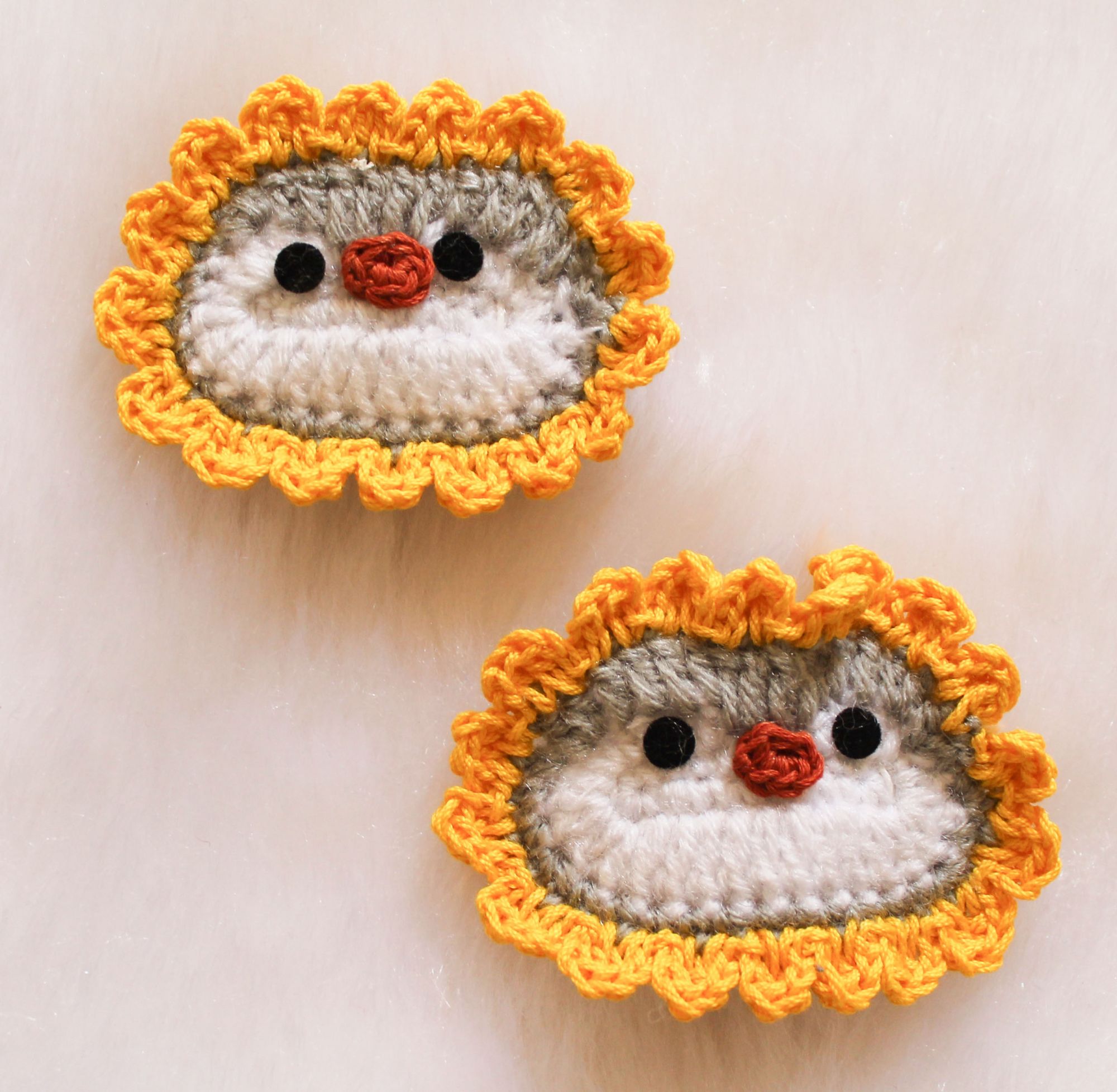 Woonie Crochet Chick Face Detailing Set of 2 Clips- White & Yellow