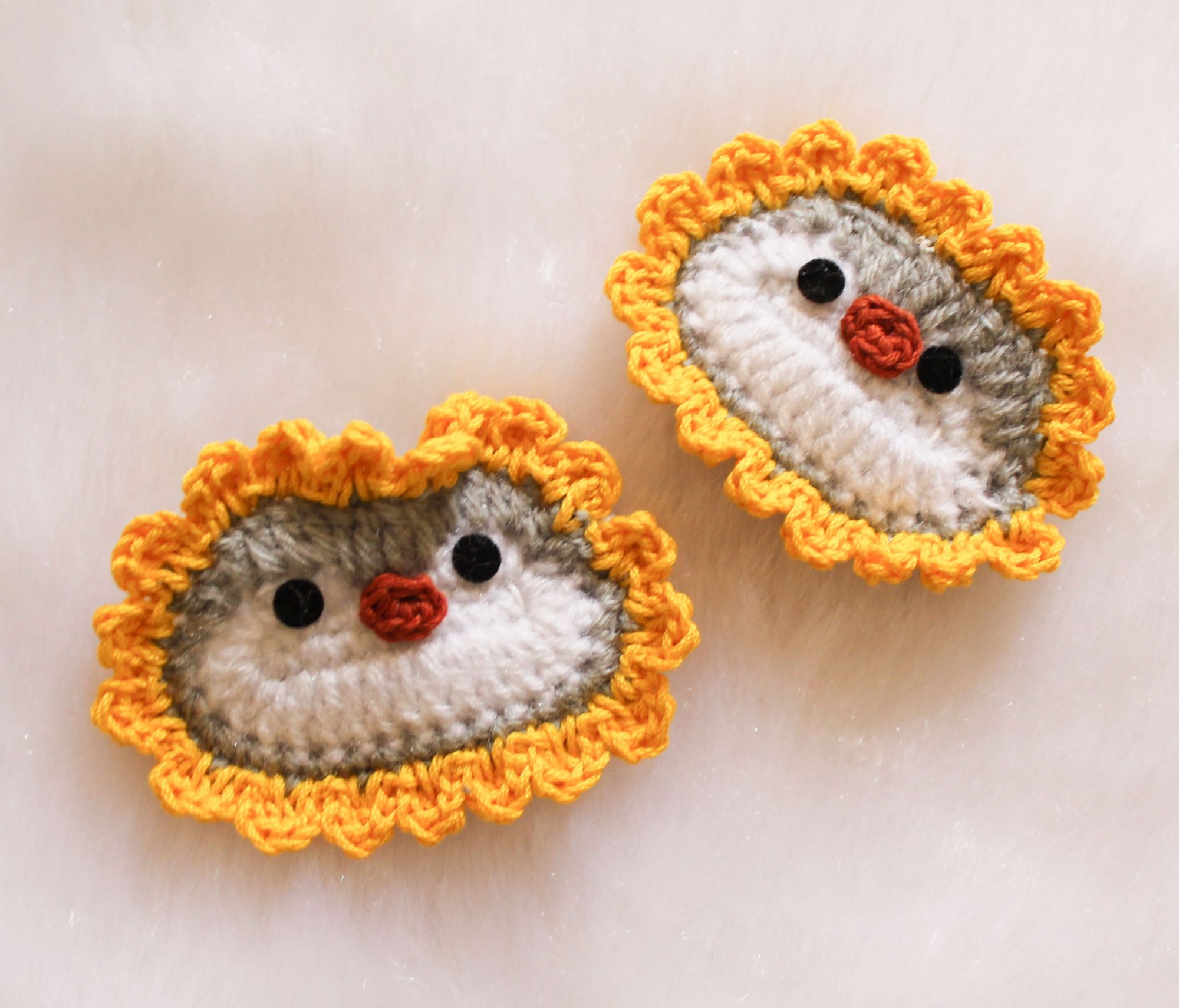 Woonie Crochet Chick Face Detailing Set of 2 Clips- White & Yellow
