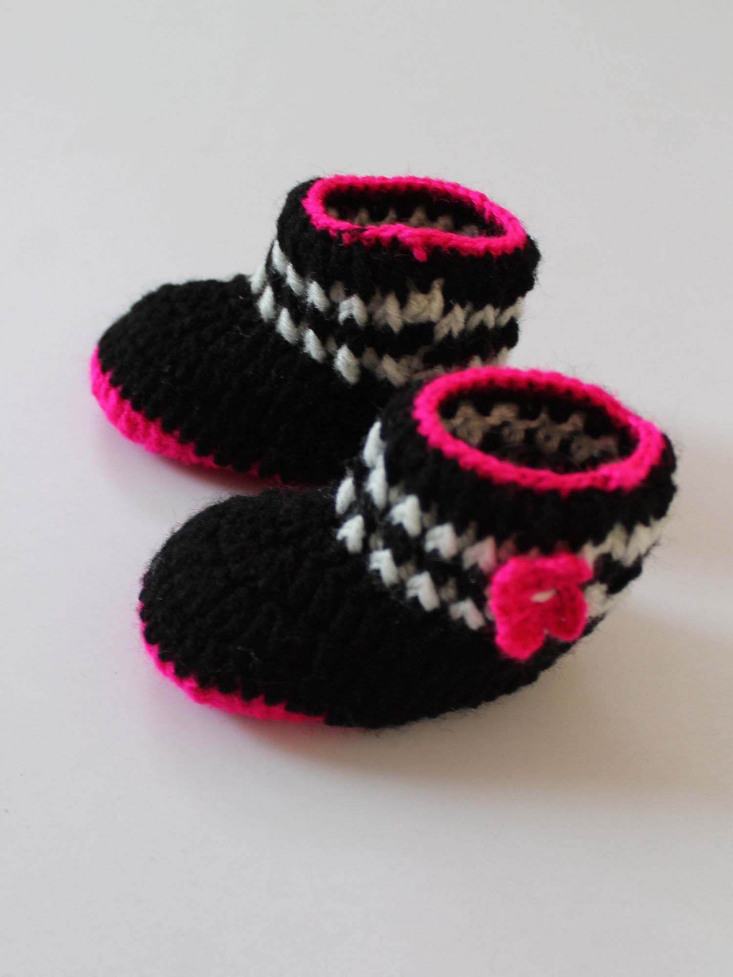 Woonie Handmade Flower Design Booties - Black