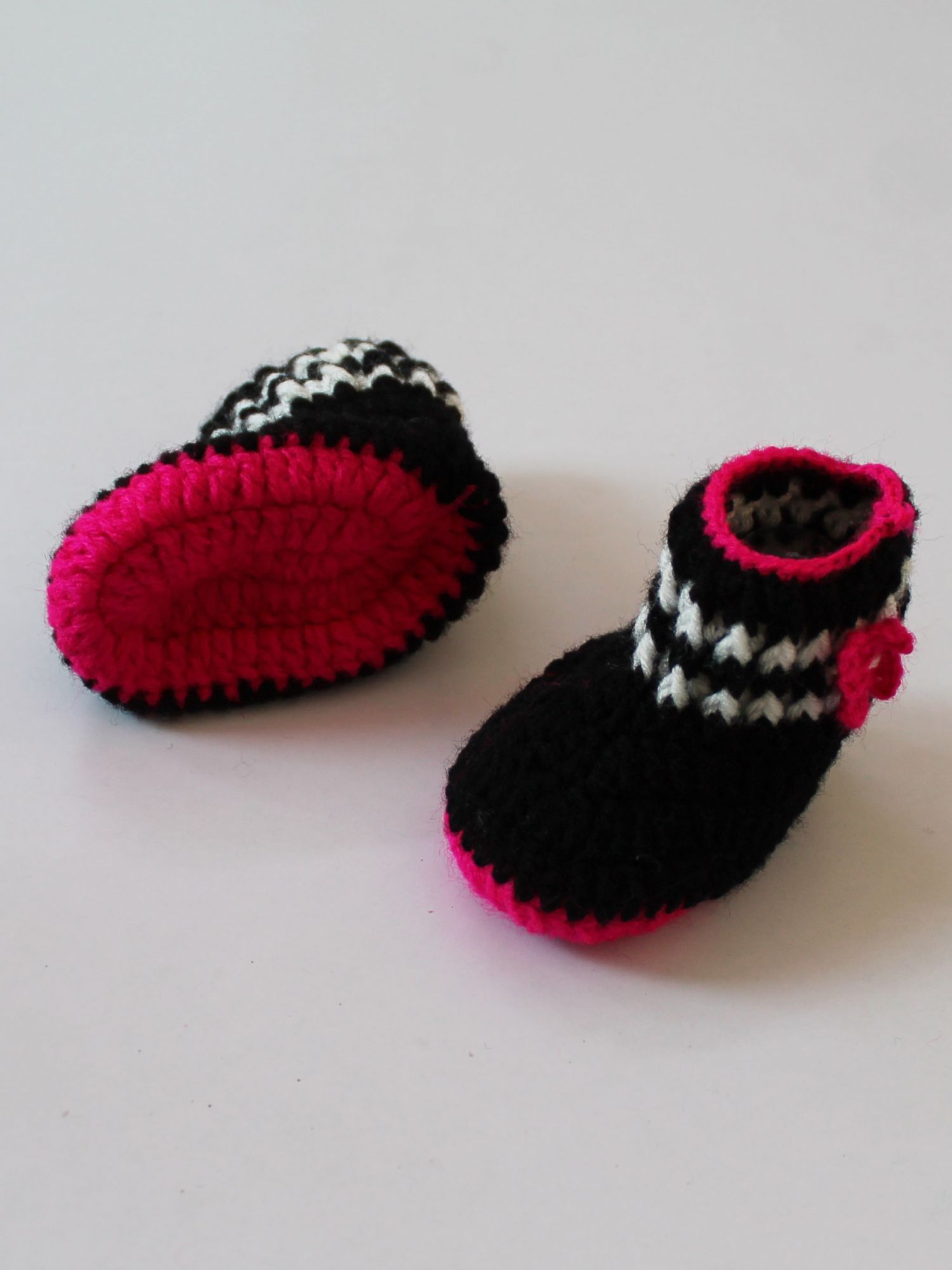 Woonie Handmade Flower Design Booties - Black