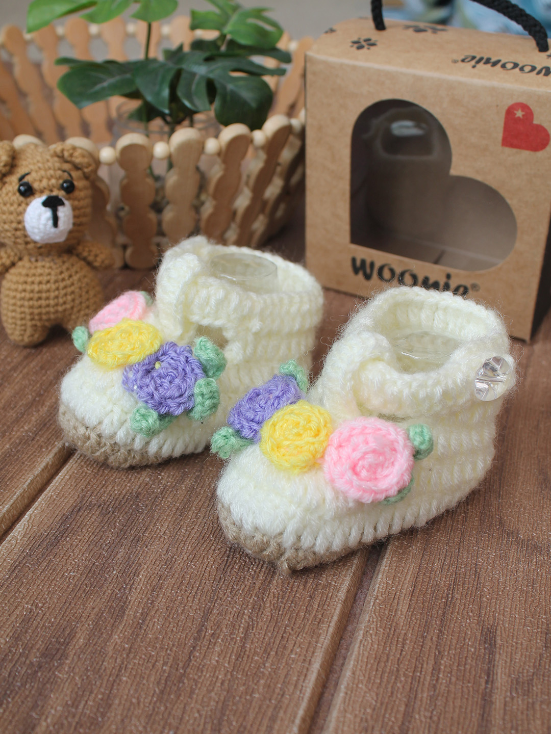 Woonie Handmade Floral Applique Booties - Cream