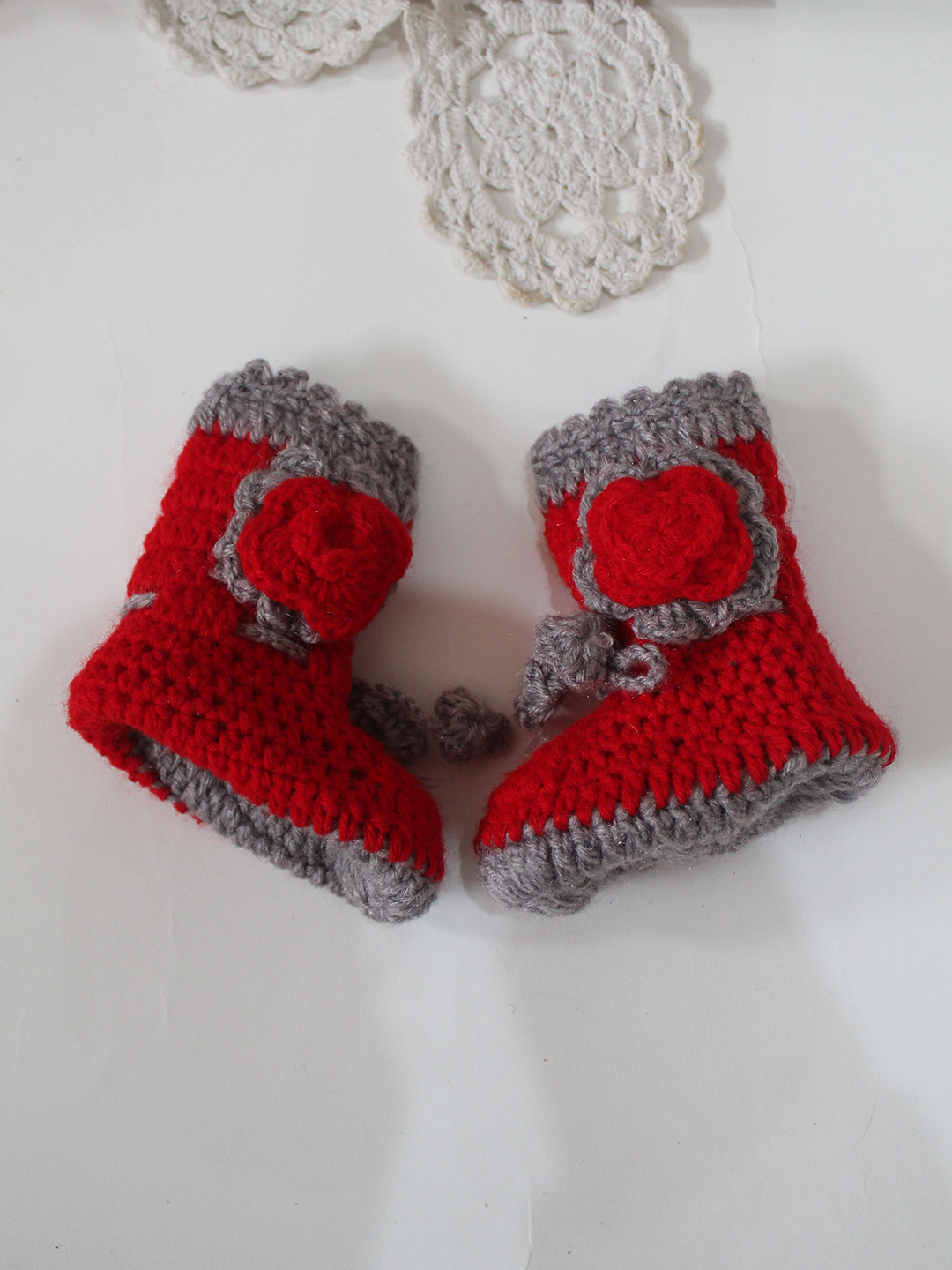 Woonie Handmade Crochet Floral Applique Detailed Booties - Red