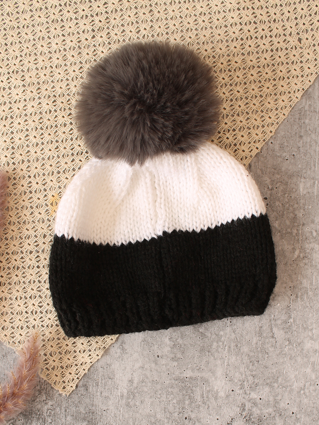 Woonie Handknitted Intarsia Heart Cap - Black