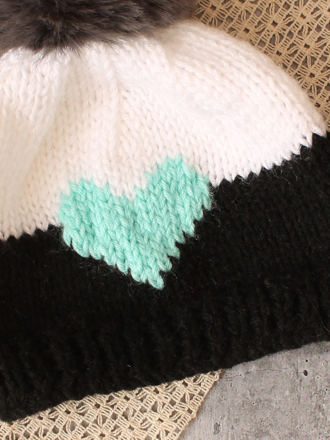 Woonie Handknitted Intarsia Heart Cap - Black