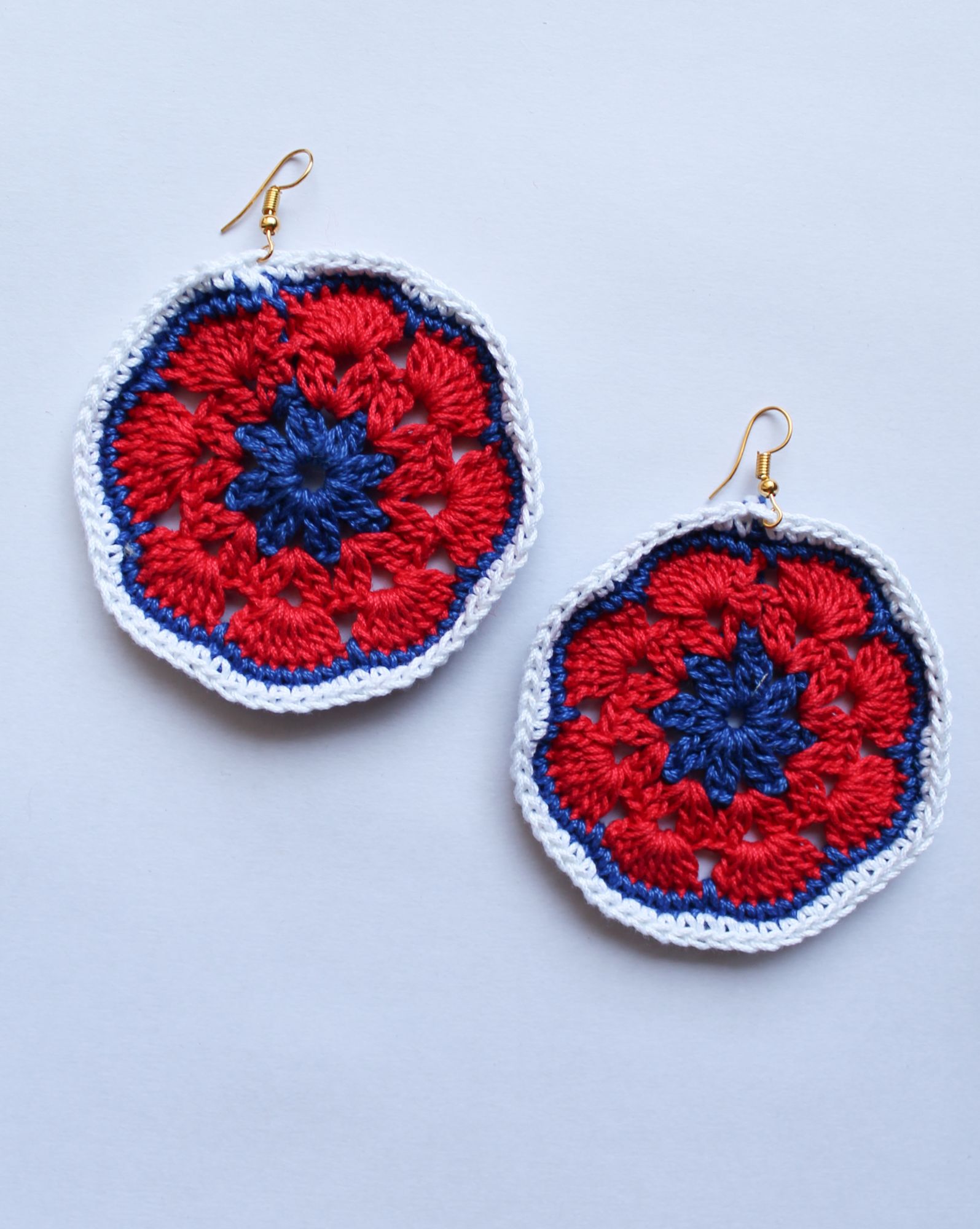 Woonie Handmade Floral Round Crocheted Earings-Red & Blue