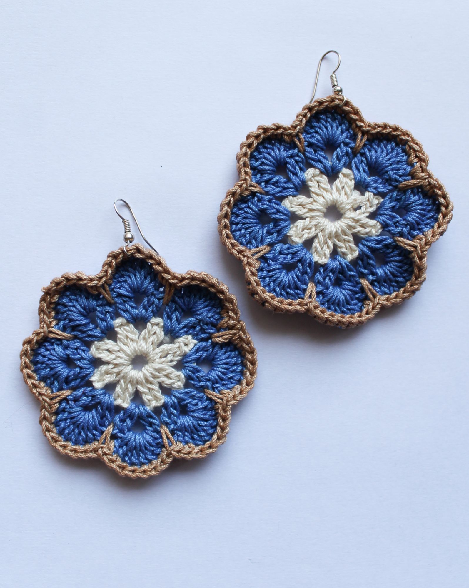 Woonie Handmade Circular Crocheted Earrings-Blue