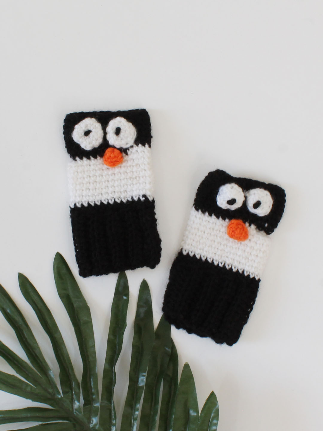 Handmade Knitted Fingerless Eyes Detailing Gloves-Black & White