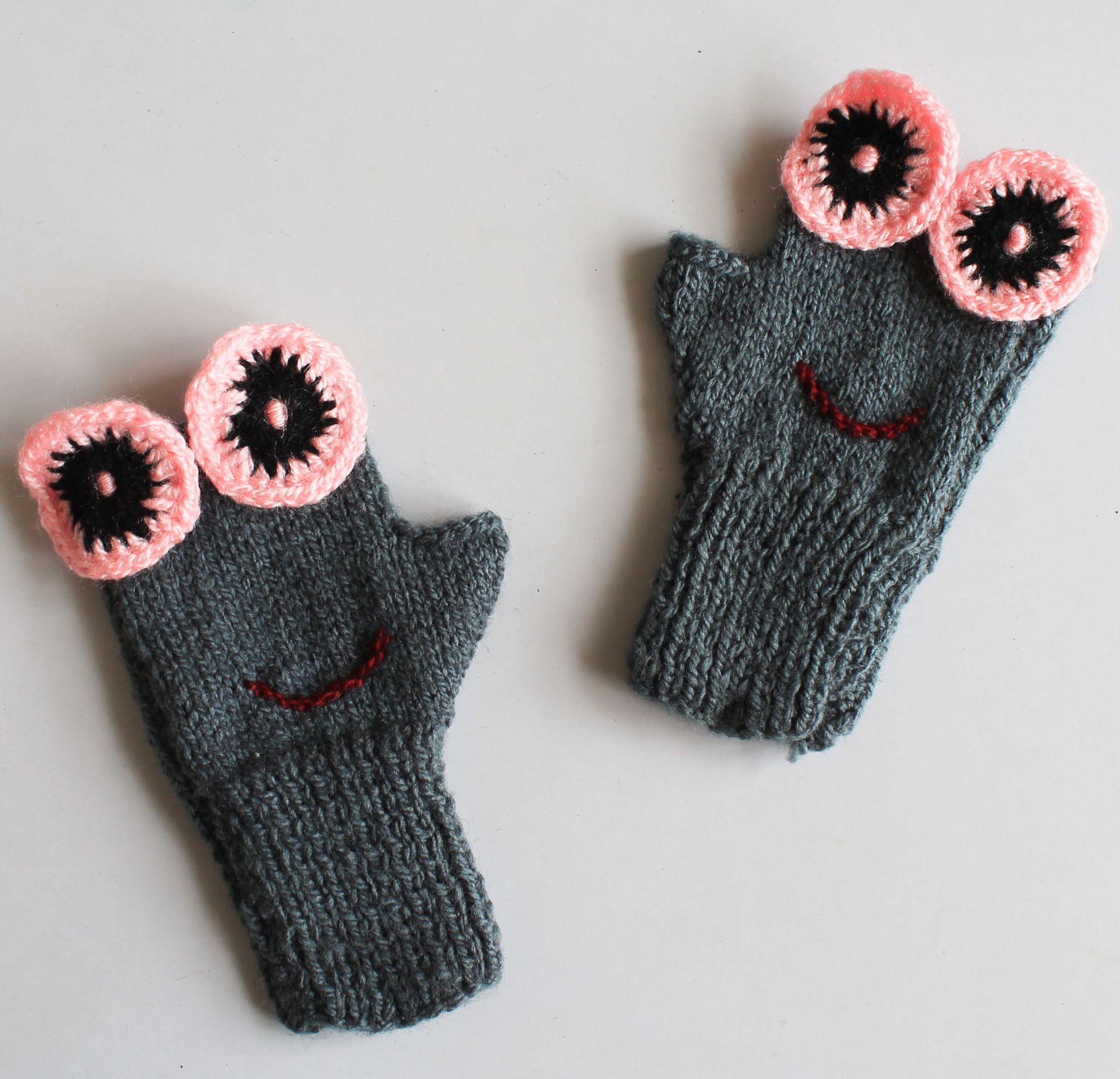 Woonie Handknitted Eyes Design Gloves - Grey