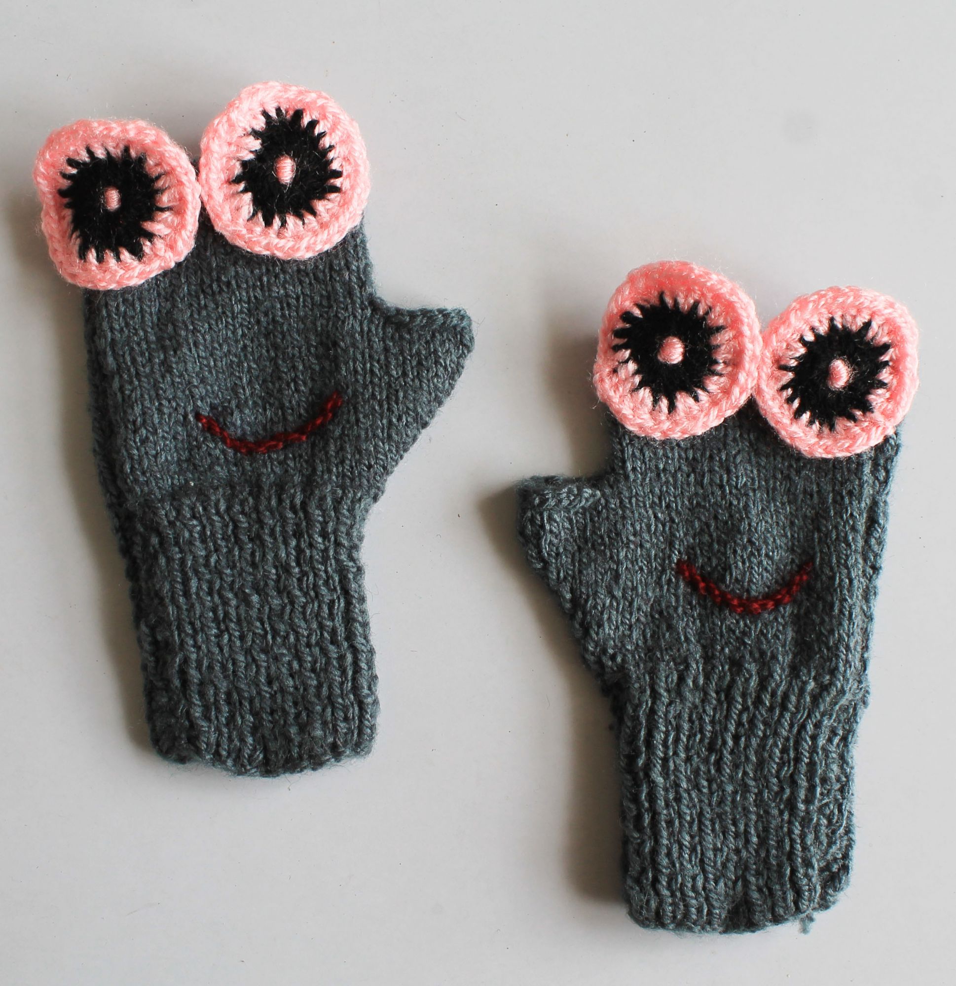 Woonie Handknitted Eyes Design Gloves - Grey