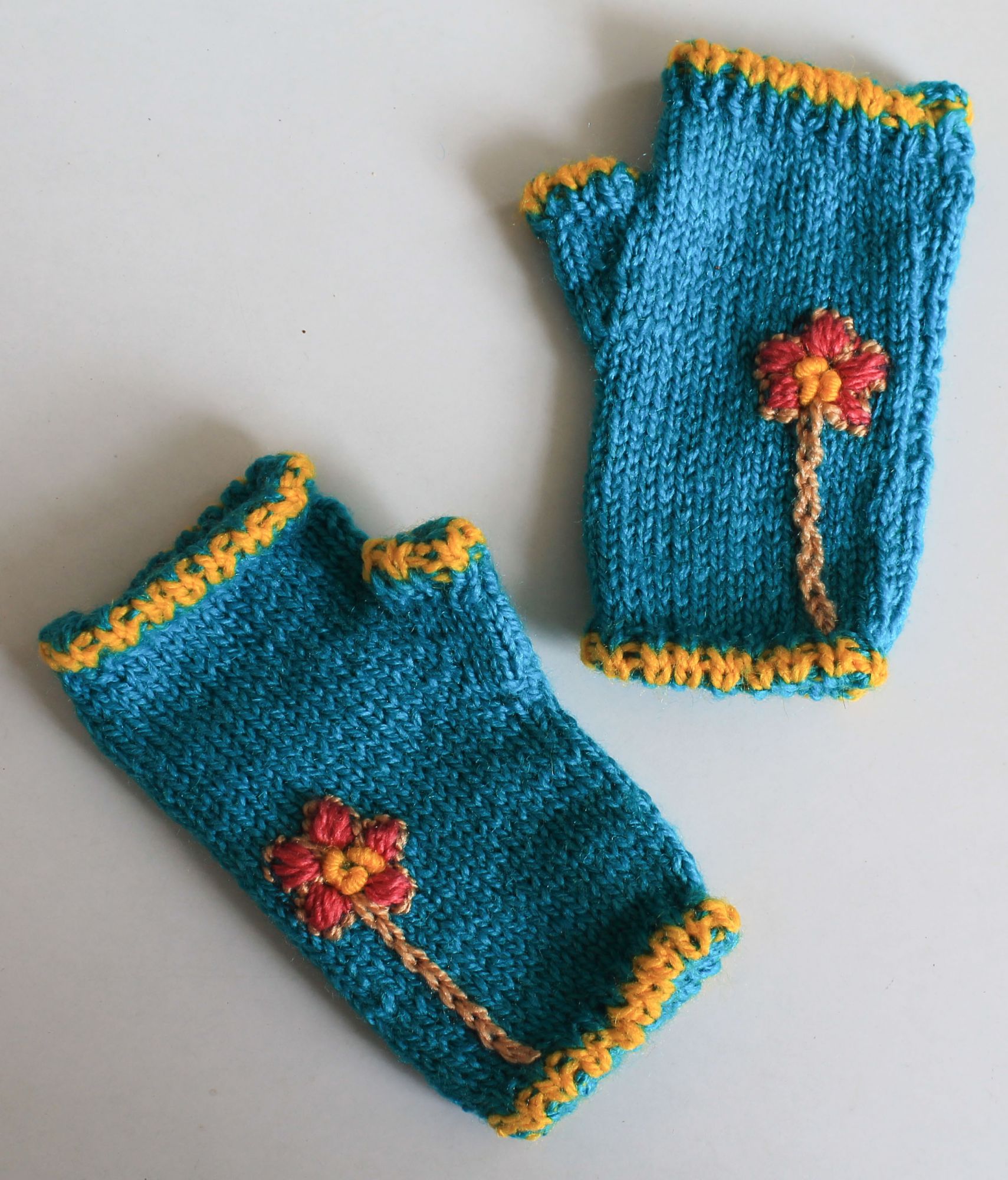 Woonie Floral Embroidered Gloves - Blue