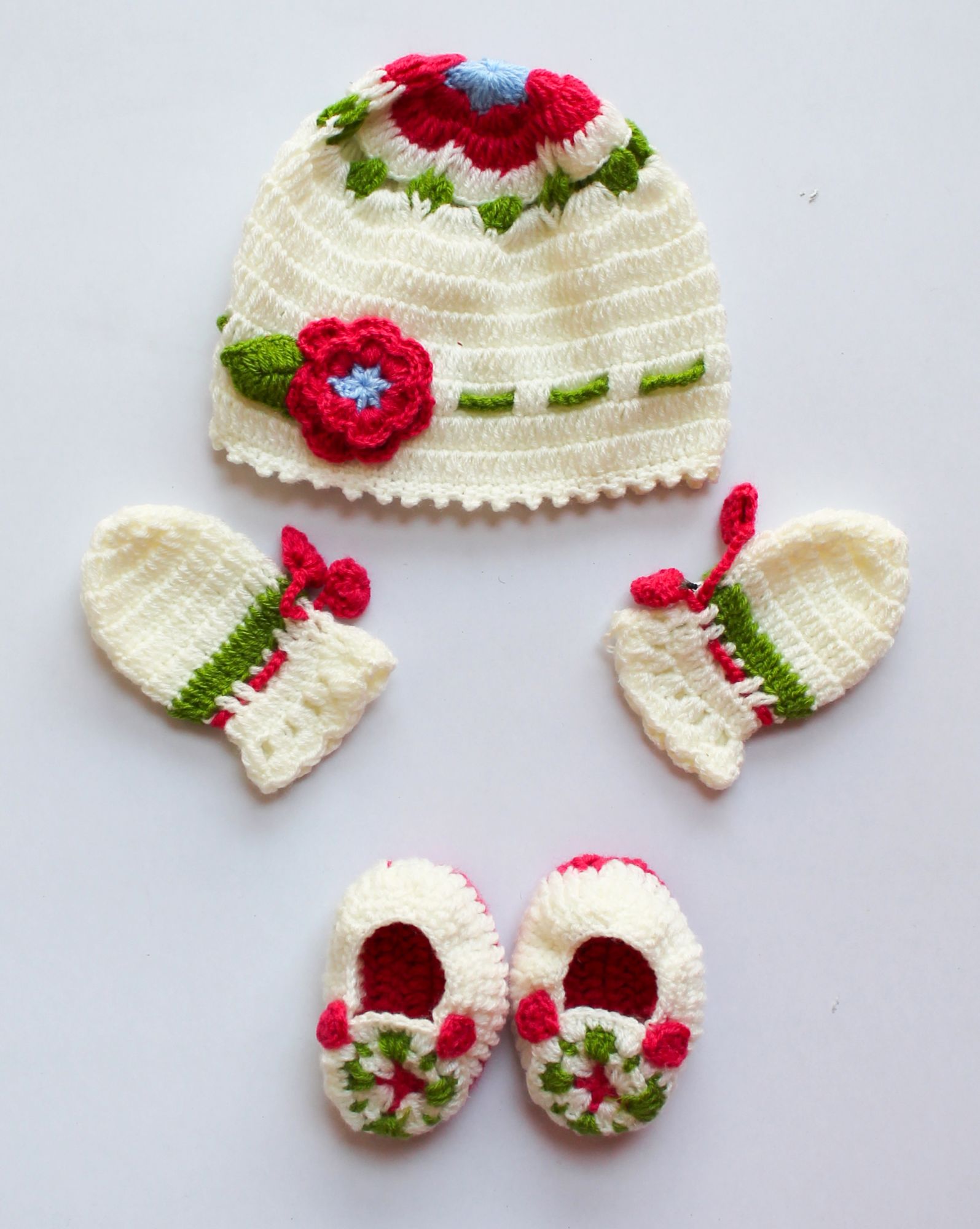 Woonie Handmade Floral Embellished Cap With Mittens & Booties - Cream