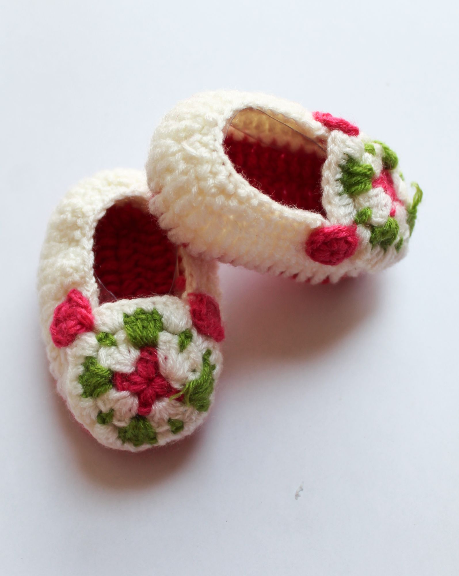 Woonie Handmade Floral Embellished Cap With Mittens & Booties - Cream