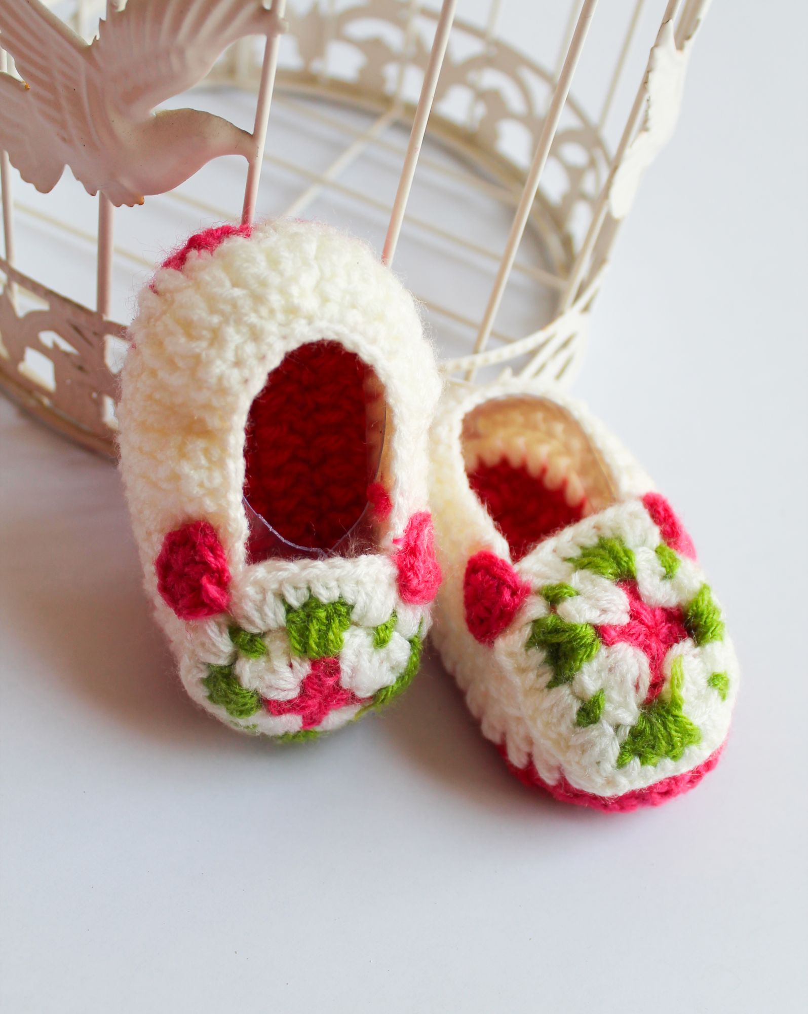 Woonie Handmade Floral Embellished Cap With Mittens & Booties - Cream