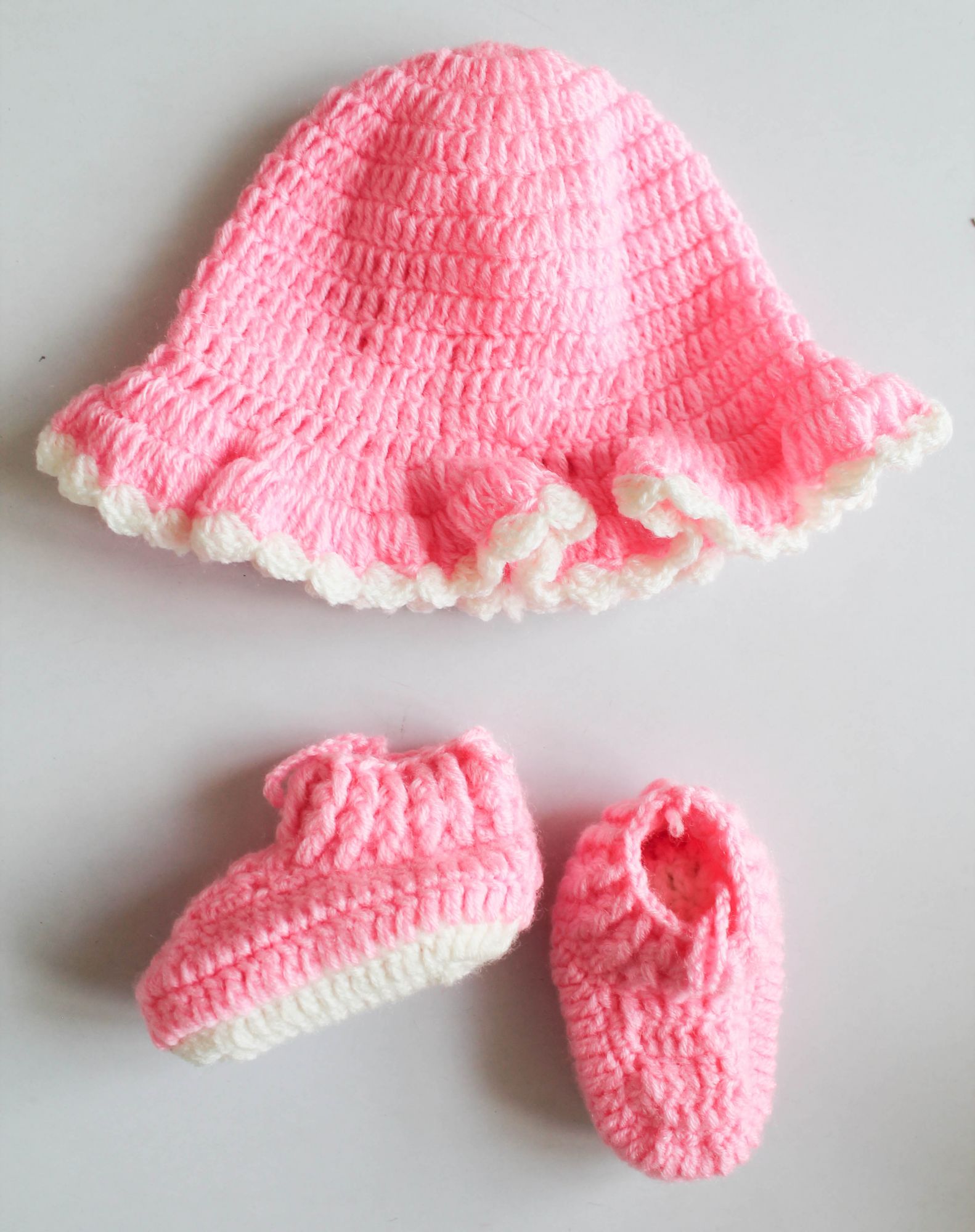 Woonie Handmade Cap Flower Detailing With Booties-Pink