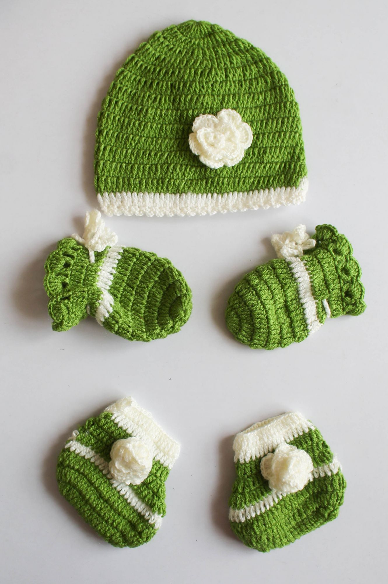 Woonie Crochet Flower Detailed Cap With Coordinating Mitten & Booties - Green