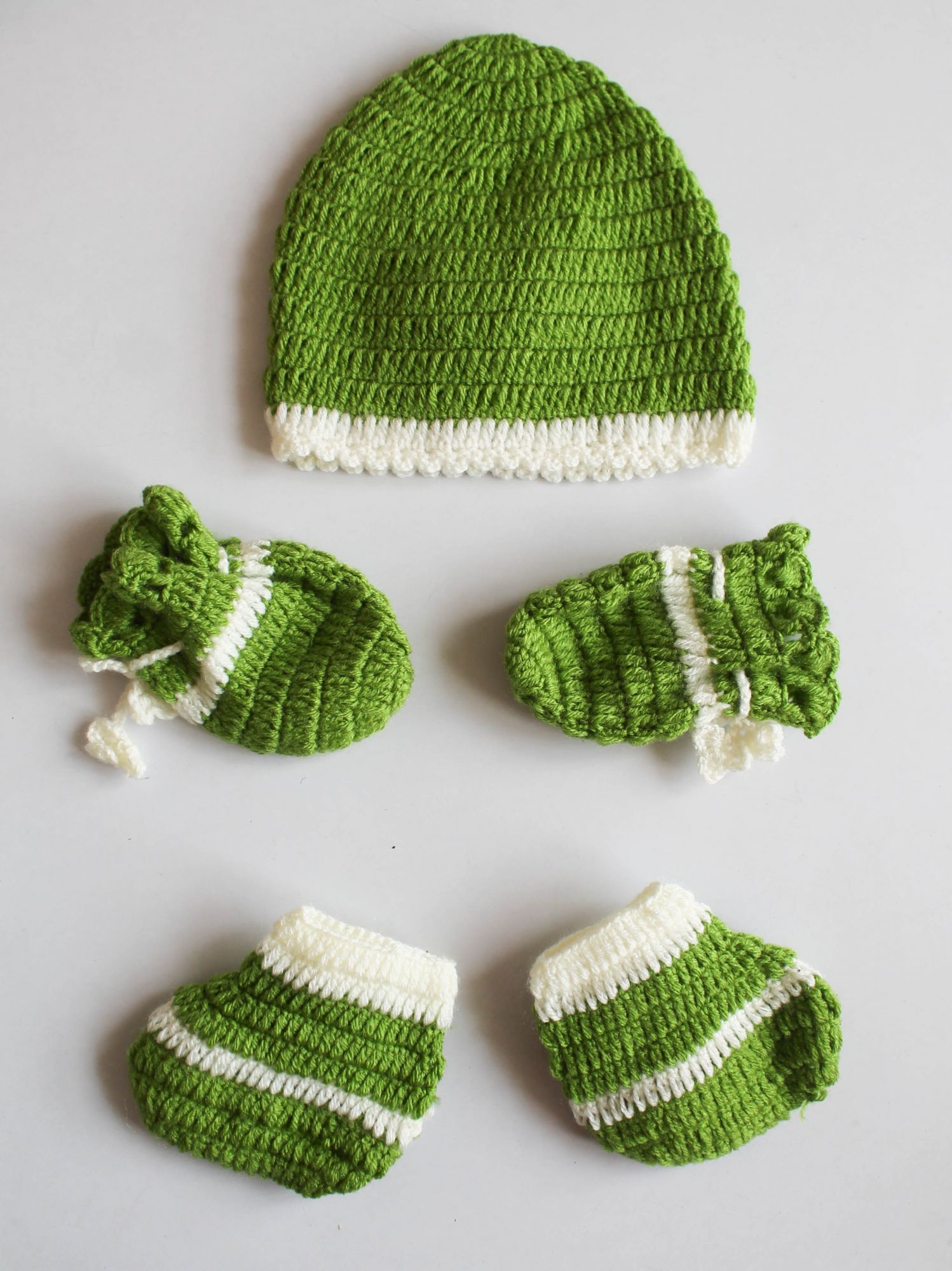 Woonie Crochet Flower Detailed Cap With Coordinating Mitten & Booties - Green
