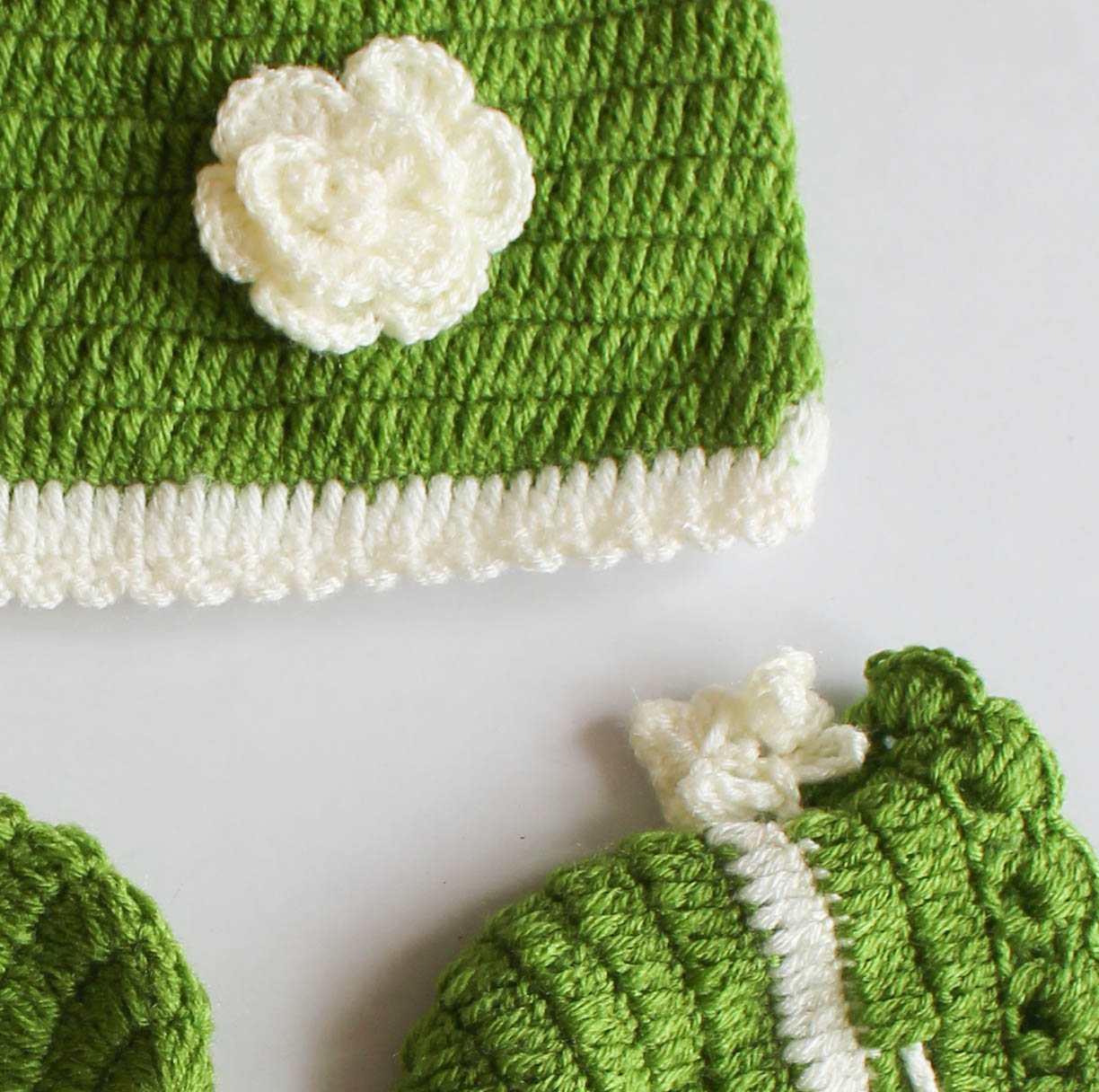 Woonie Crochet Flower Detailed Cap With Coordinating Mitten & Booties - Green