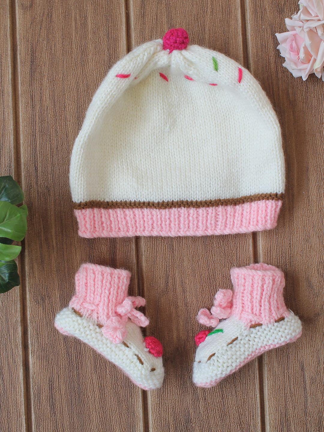 Woonie Handmade Ice Cream Cap With Booties - White