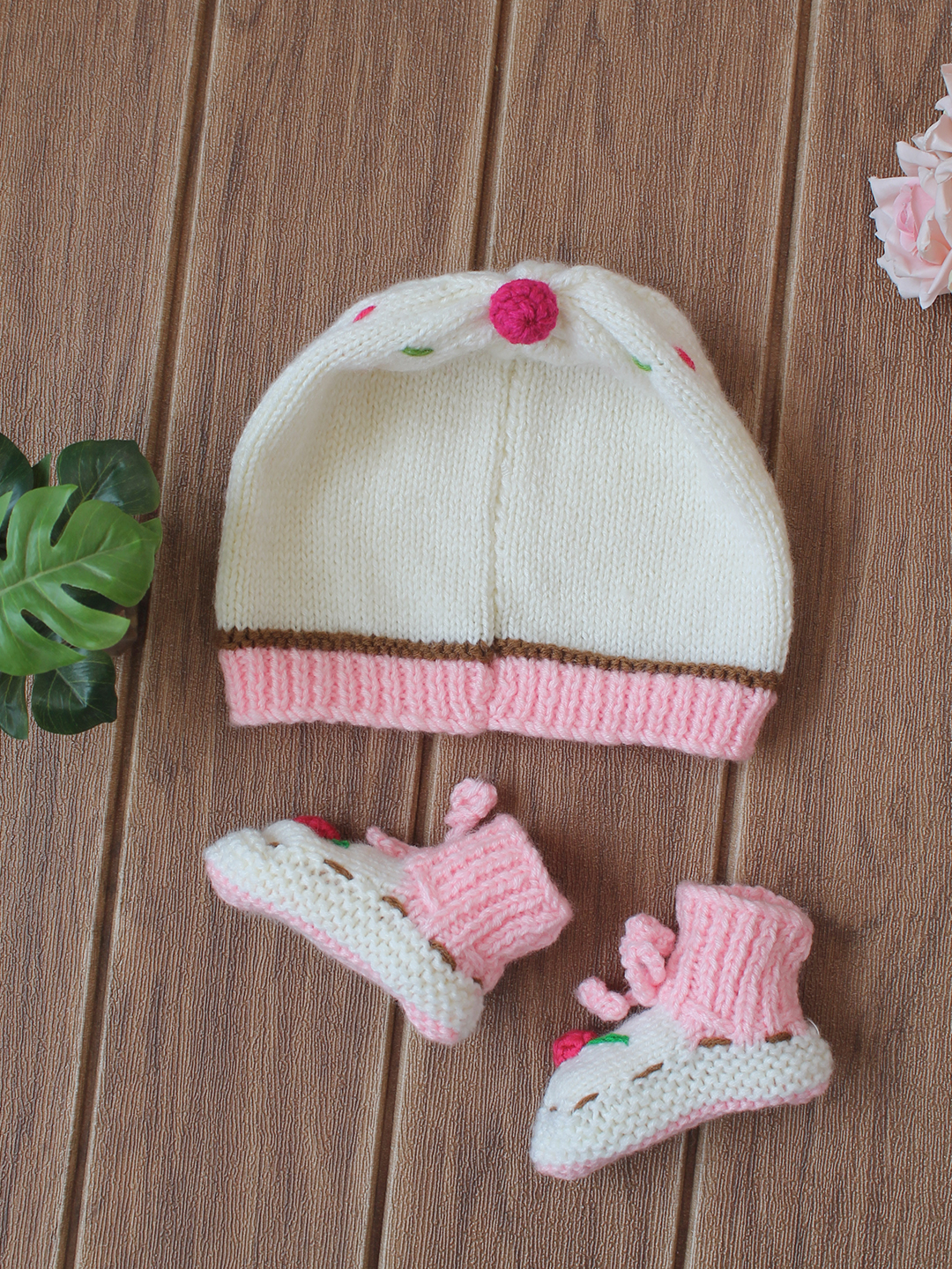 Woonie Handmade Ice Cream Cap With Booties - White