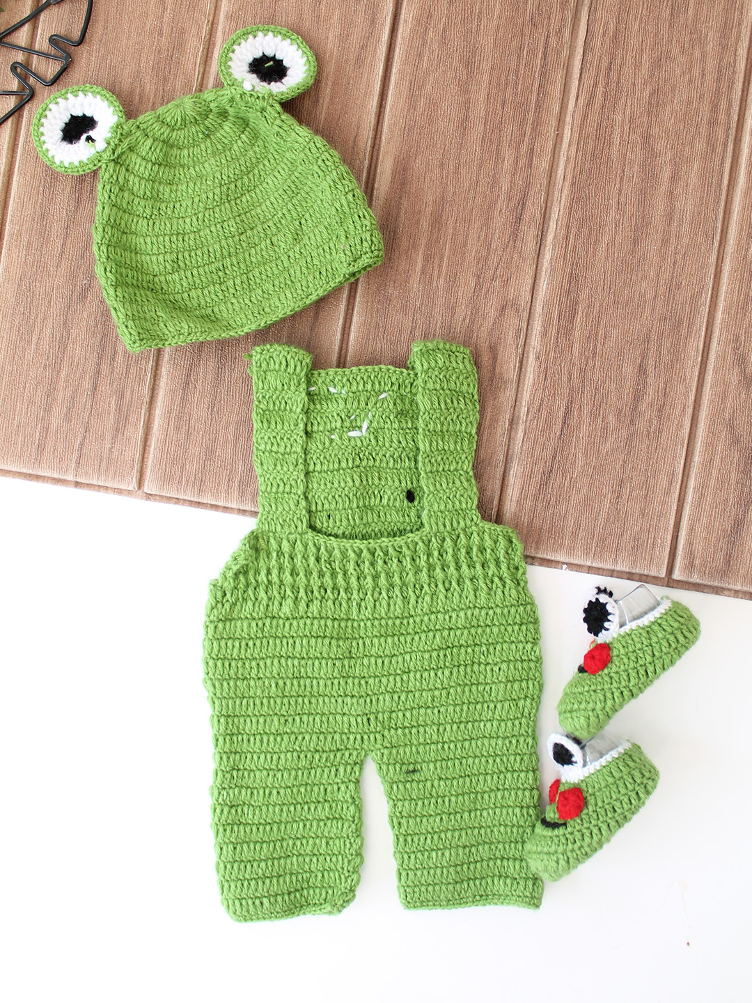 Woonie  Frog Photography Prop Set  Green