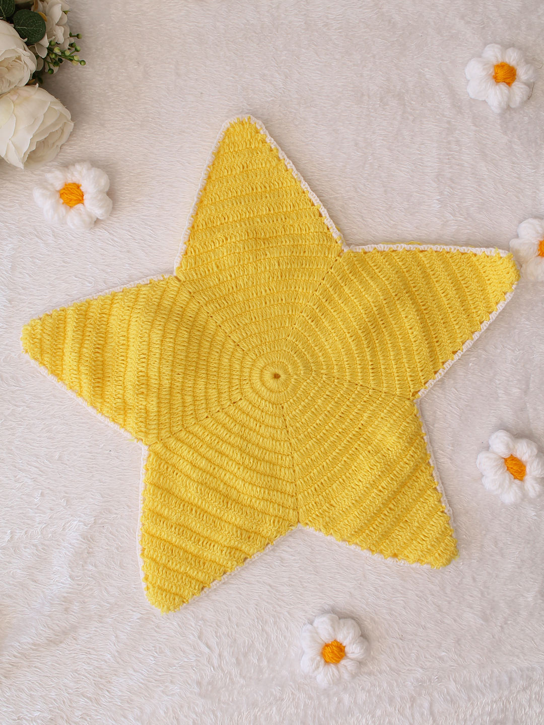 Woonie Newborn Star Shaped Photography Prop - Yellow
