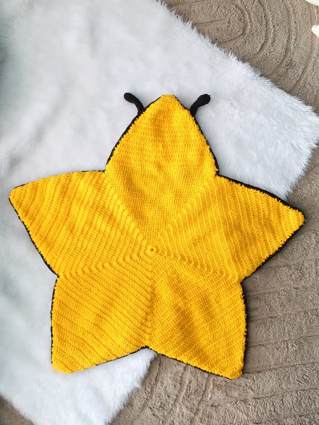 Woonie Newborn Bee Star Shaped  Photography Prop - Yellow