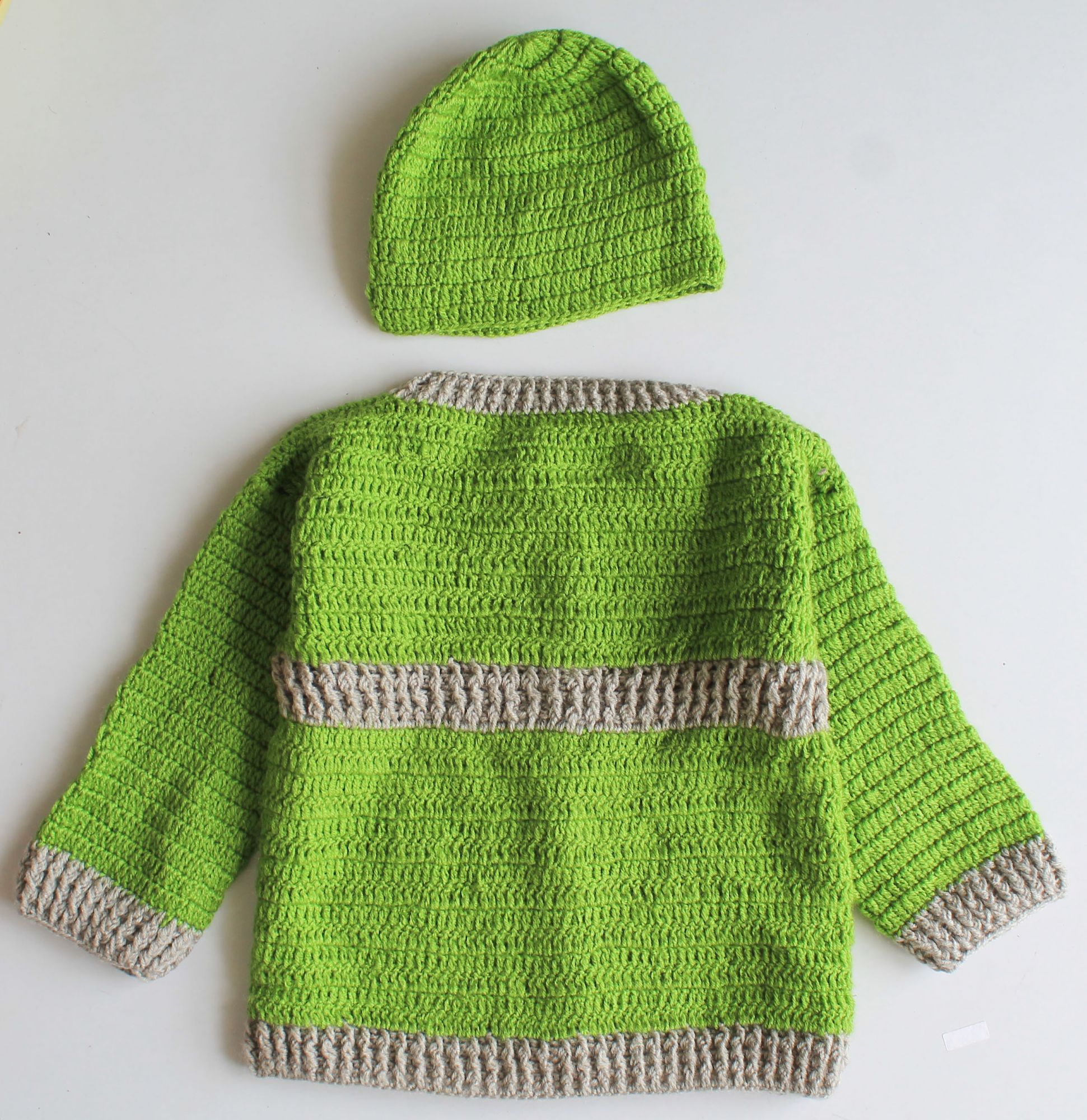 Woonie Handmade Full Sleeves Sweater With Floral Design Cap - Green