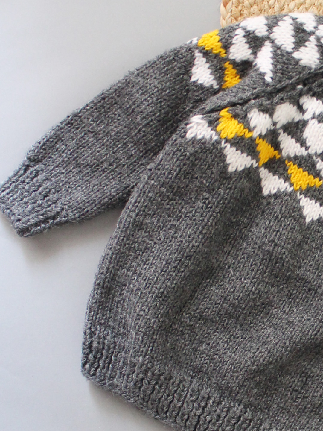 Woonie Handmade Full Raglan Sleeves Knitted Graphic Design Sweater - Grey