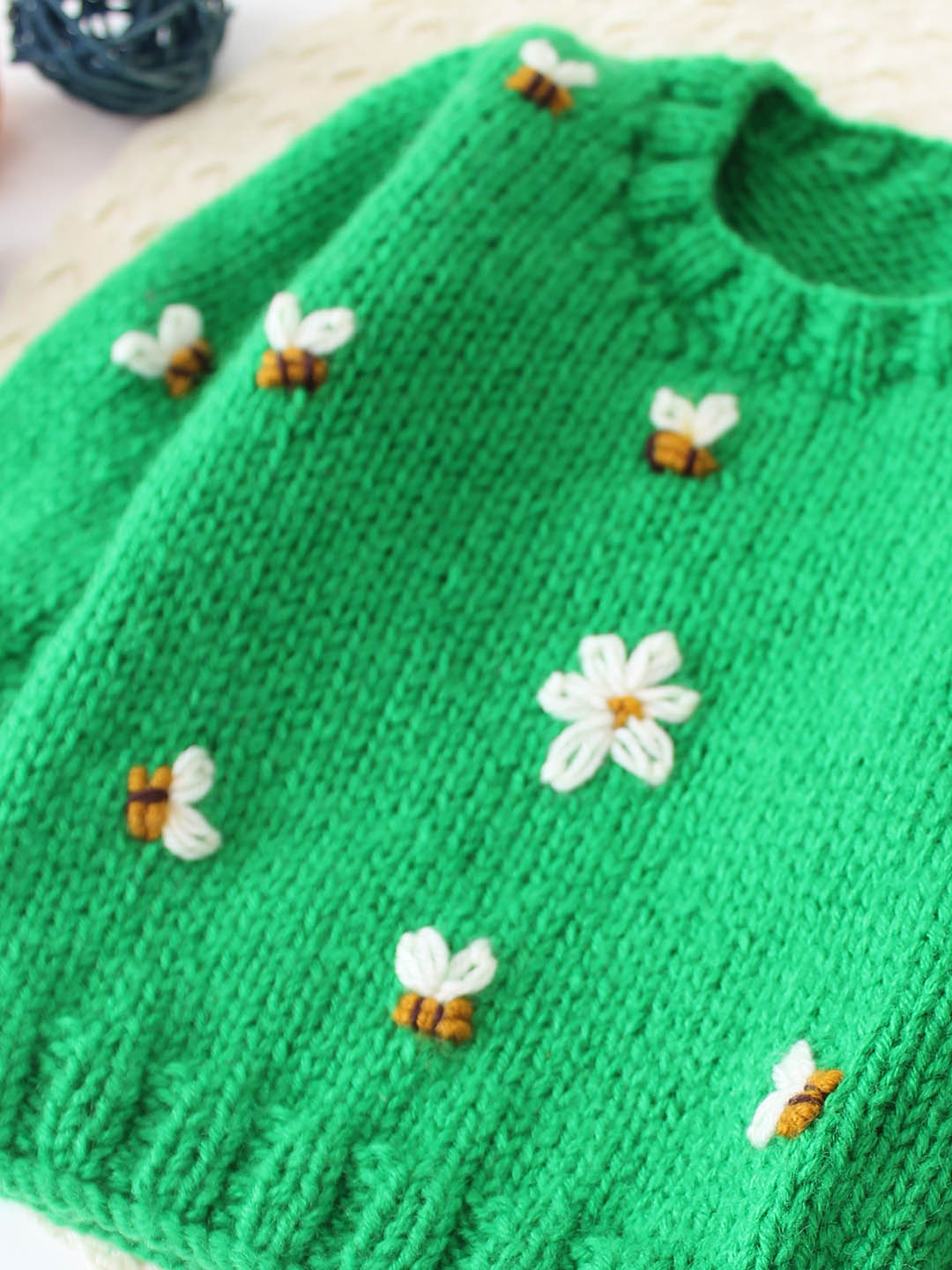 Woonie Handknitted Bee and Flower Embroidered Sweater - Green
