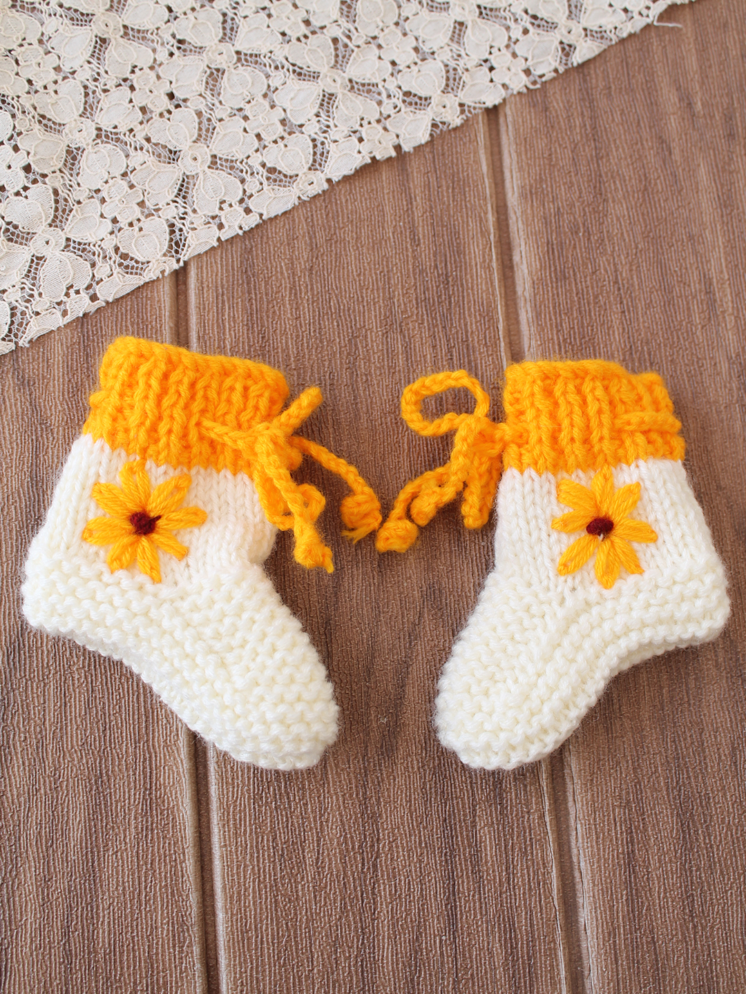 Woonie Knit Ankel Length Socks Floral Embroidered - Cream