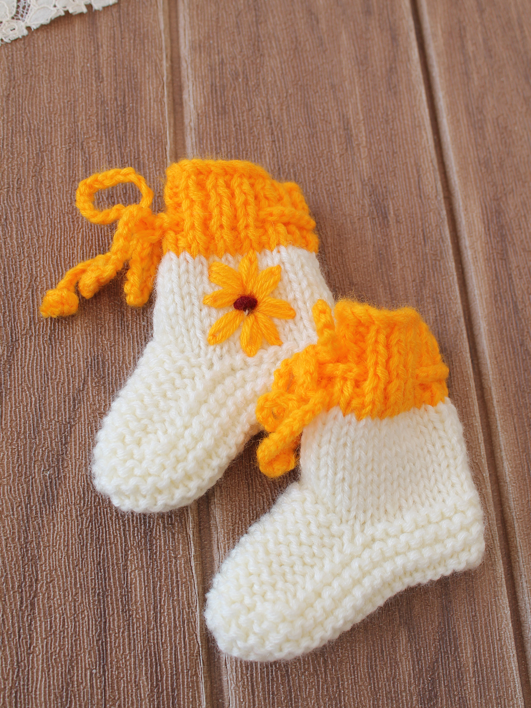 Woonie Knit Ankel Length Socks Floral Embroidered  Cream