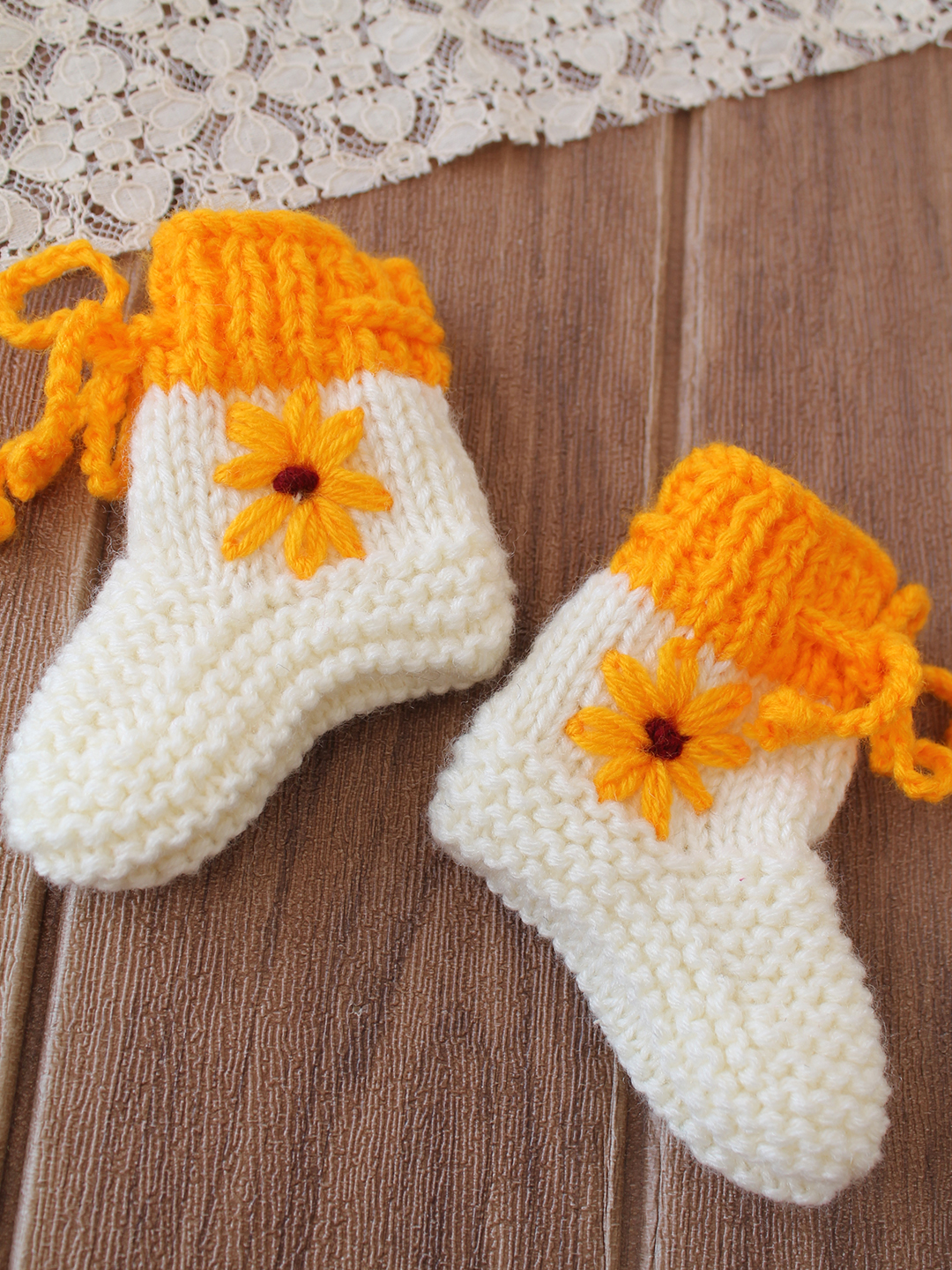 Woonie Knit Ankel Length Socks Floral Embroidered  Cream