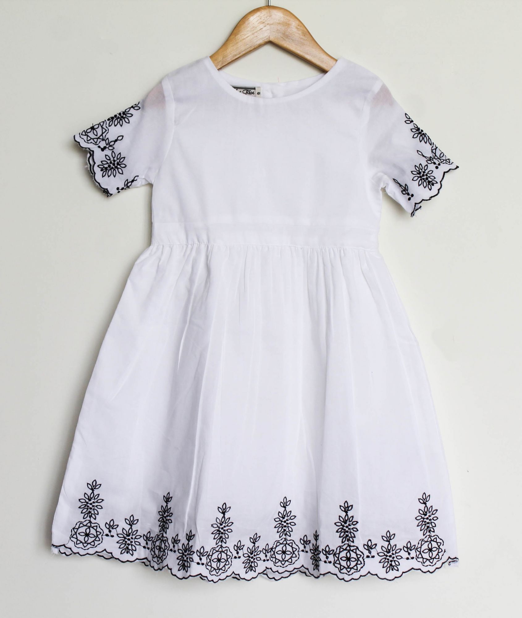 Woonie Short Sleeves Embroided Frock- White