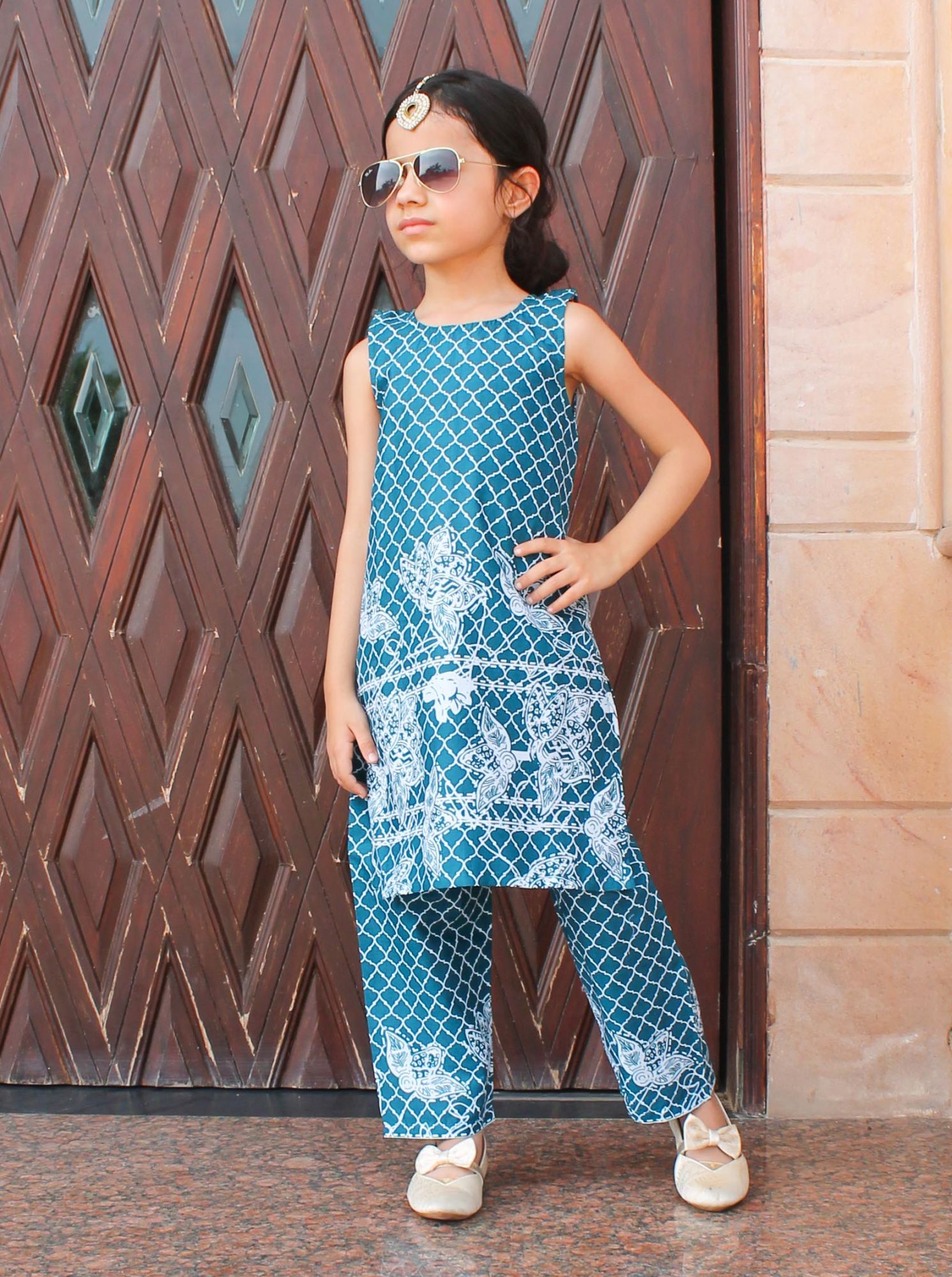 Woonie Sleeveless Floral Print Kurta & Straight Pants Set - Blue
