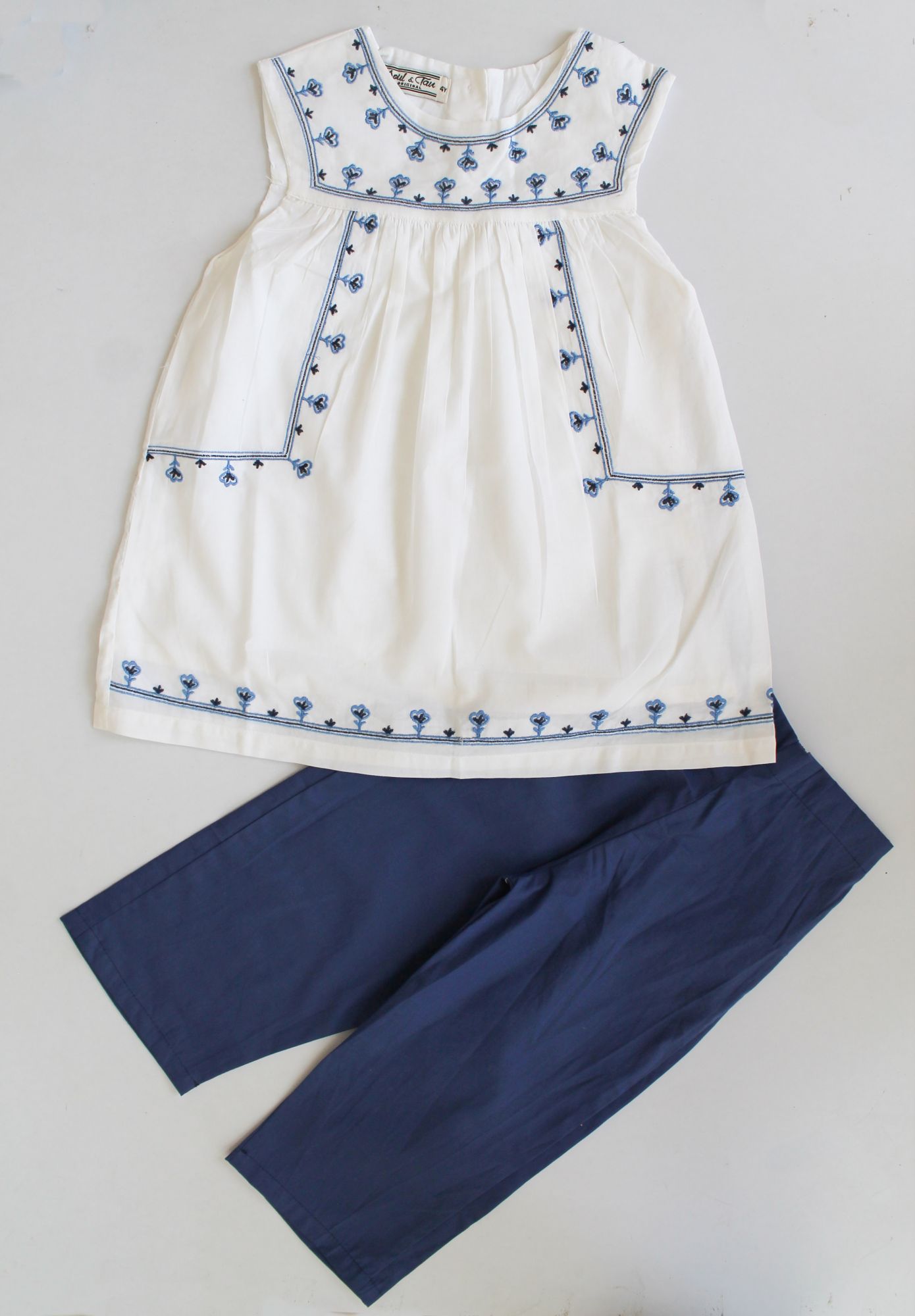 Woonie Sleeveless Embroidery Detailing Kurta With Straight Pants - White & Blue
