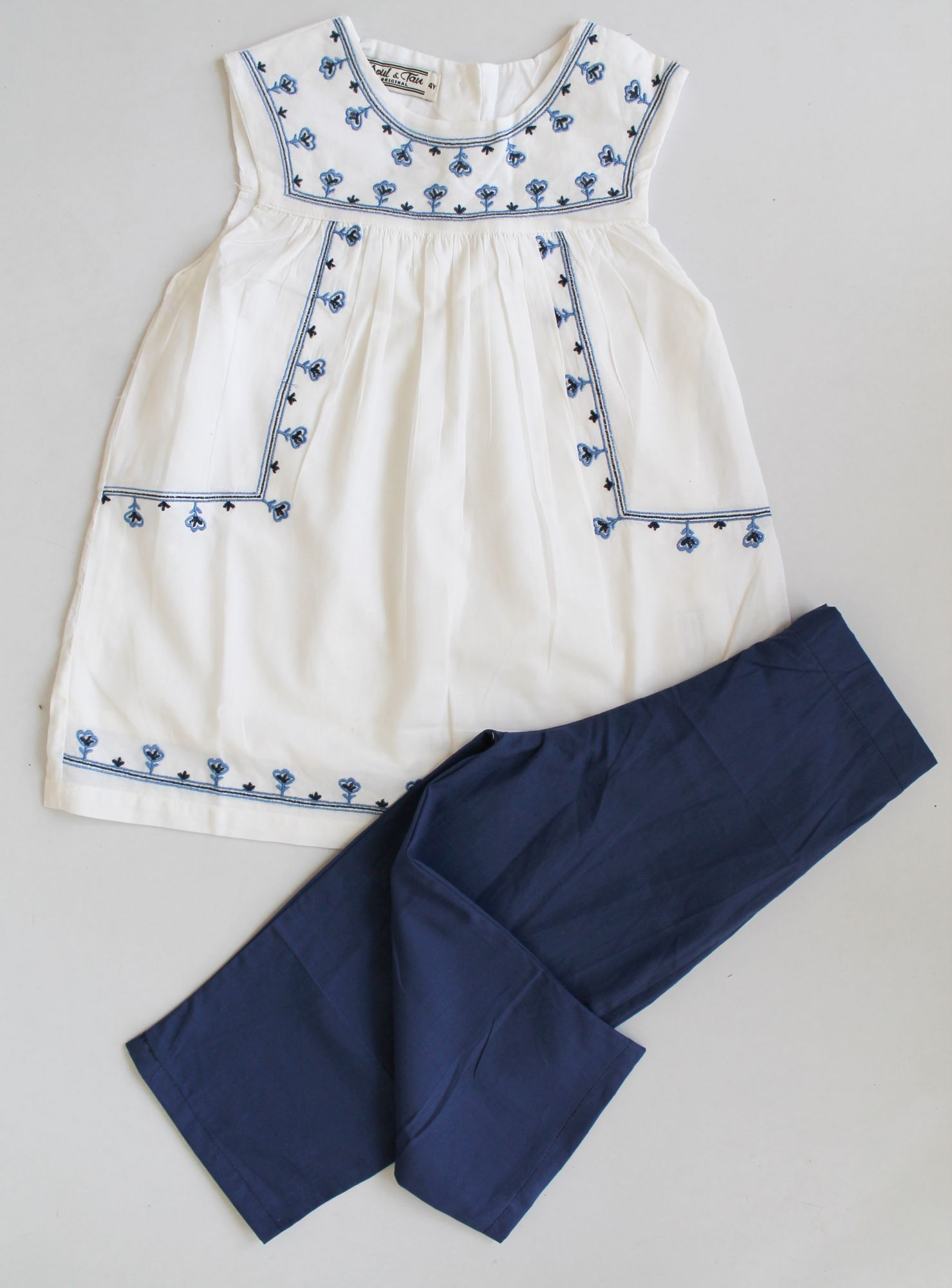 Woonie Sleeveless Embroidery Detailing Kurta With Straight Pants - White & Blue