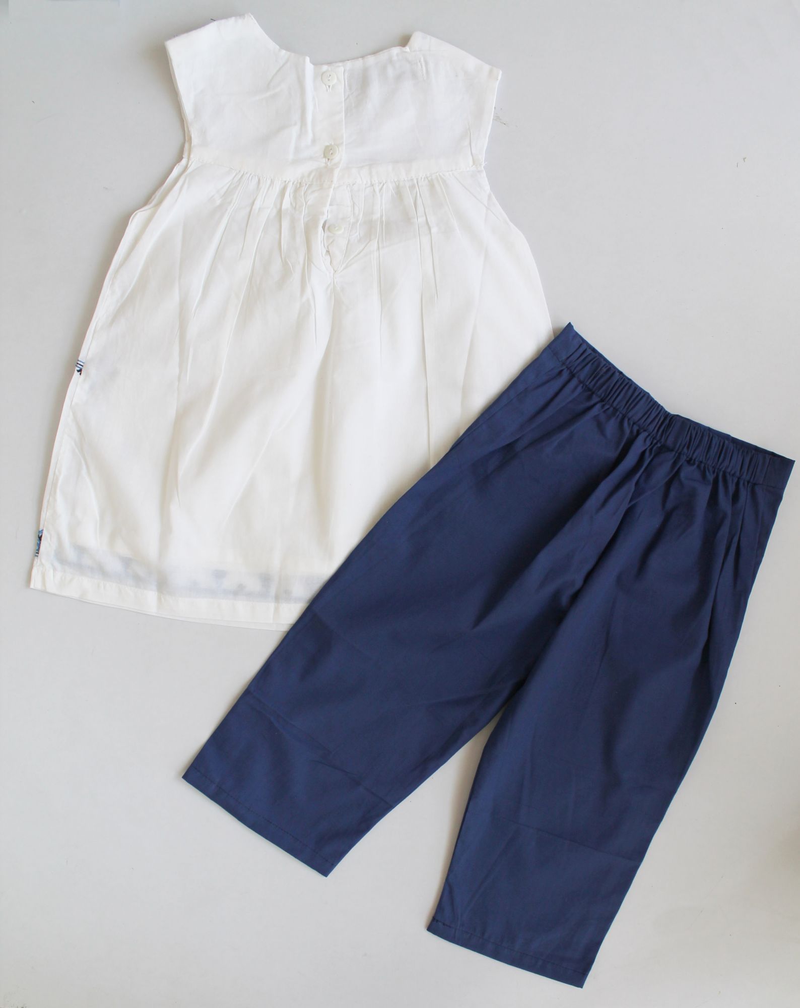 Woonie Sleeveless Embroidery Detailing Kurta With Straight Pants - White & Blue