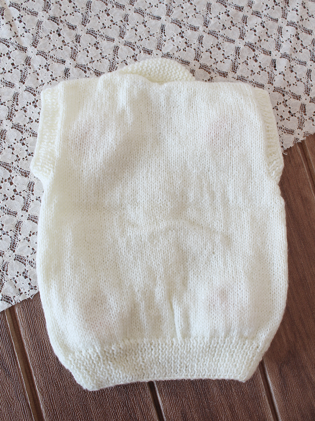 Woonie Handknitted Floral Applique SweaterVest - White