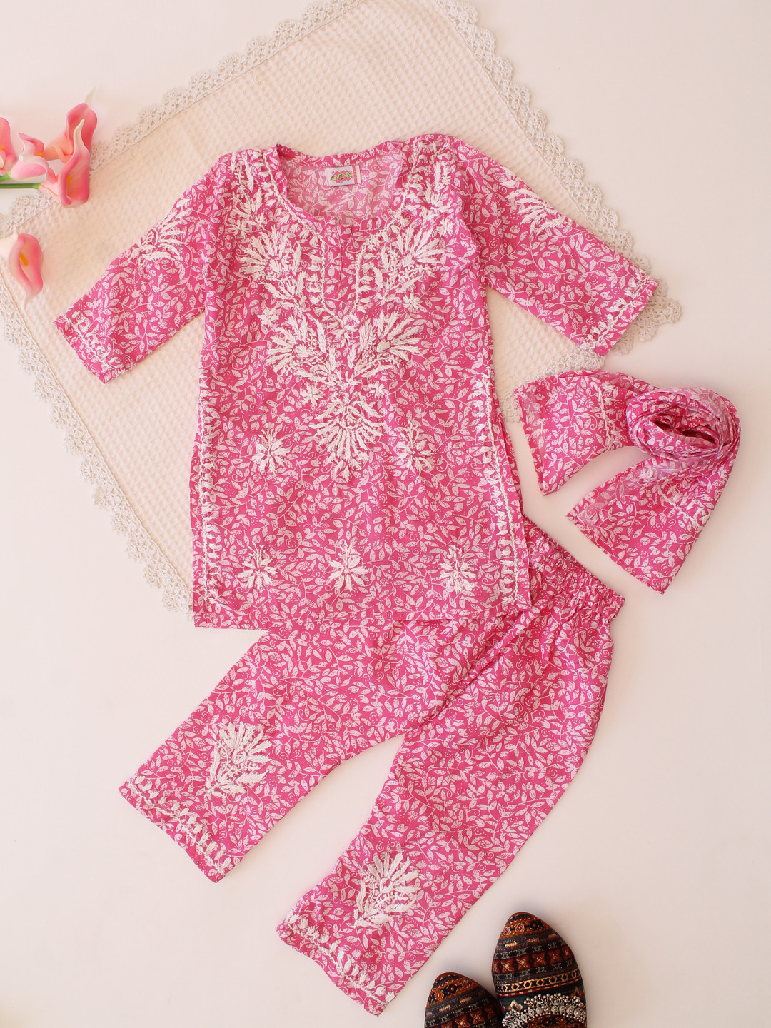 Qvink Full Sleeves All Over Chikankari Floral Embroidered Kurta With Coordinating Pant & Scarf - Pink